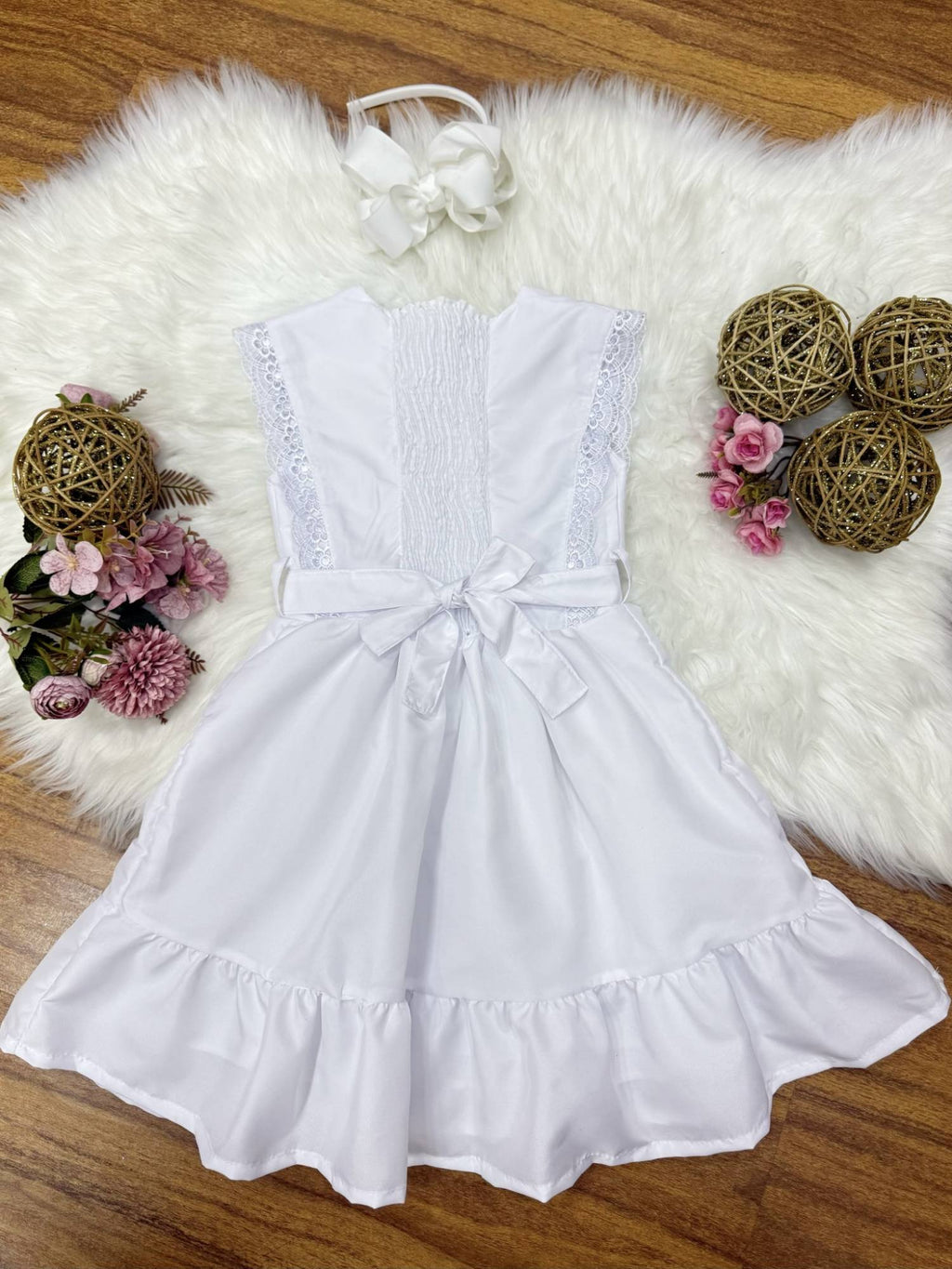Vestido Infantil Branco com Detalhes em Guipir e Cinto para Festas