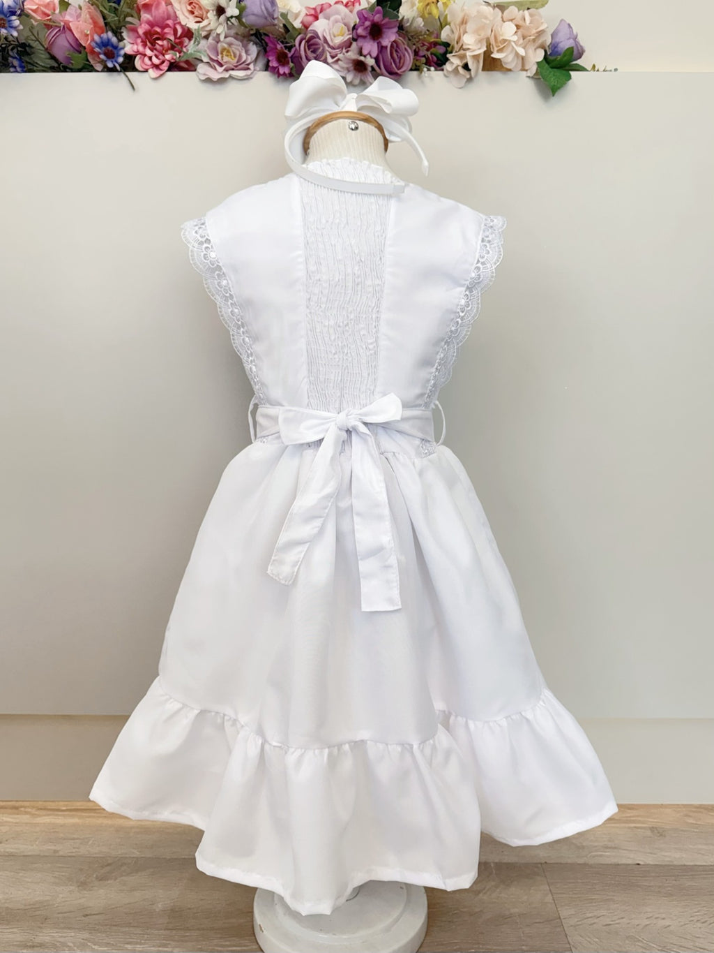 Vestido Infantil Branco com Detalhes em Guipir e Cinto para Festas
