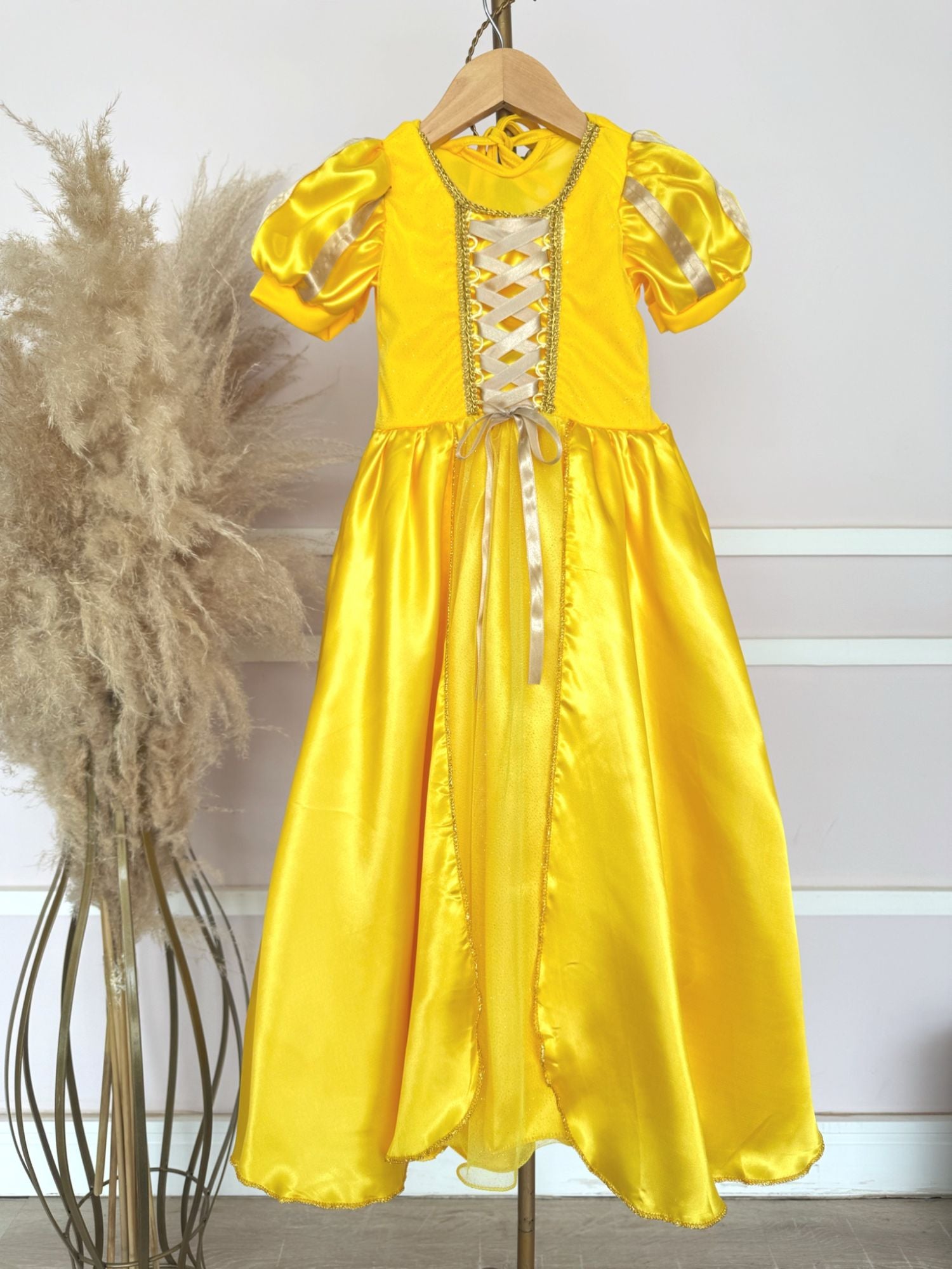 Fantasia Infantil Princesa em Cetim Amarelo com Saia Rodada