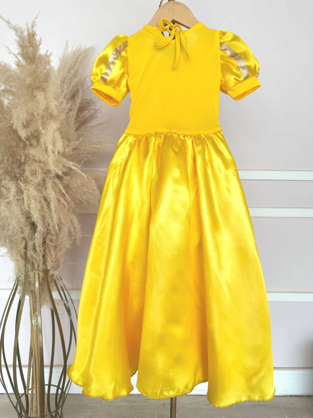 Fantasia Infantil Princesa em Cetim Amarelo com Saia Rodada