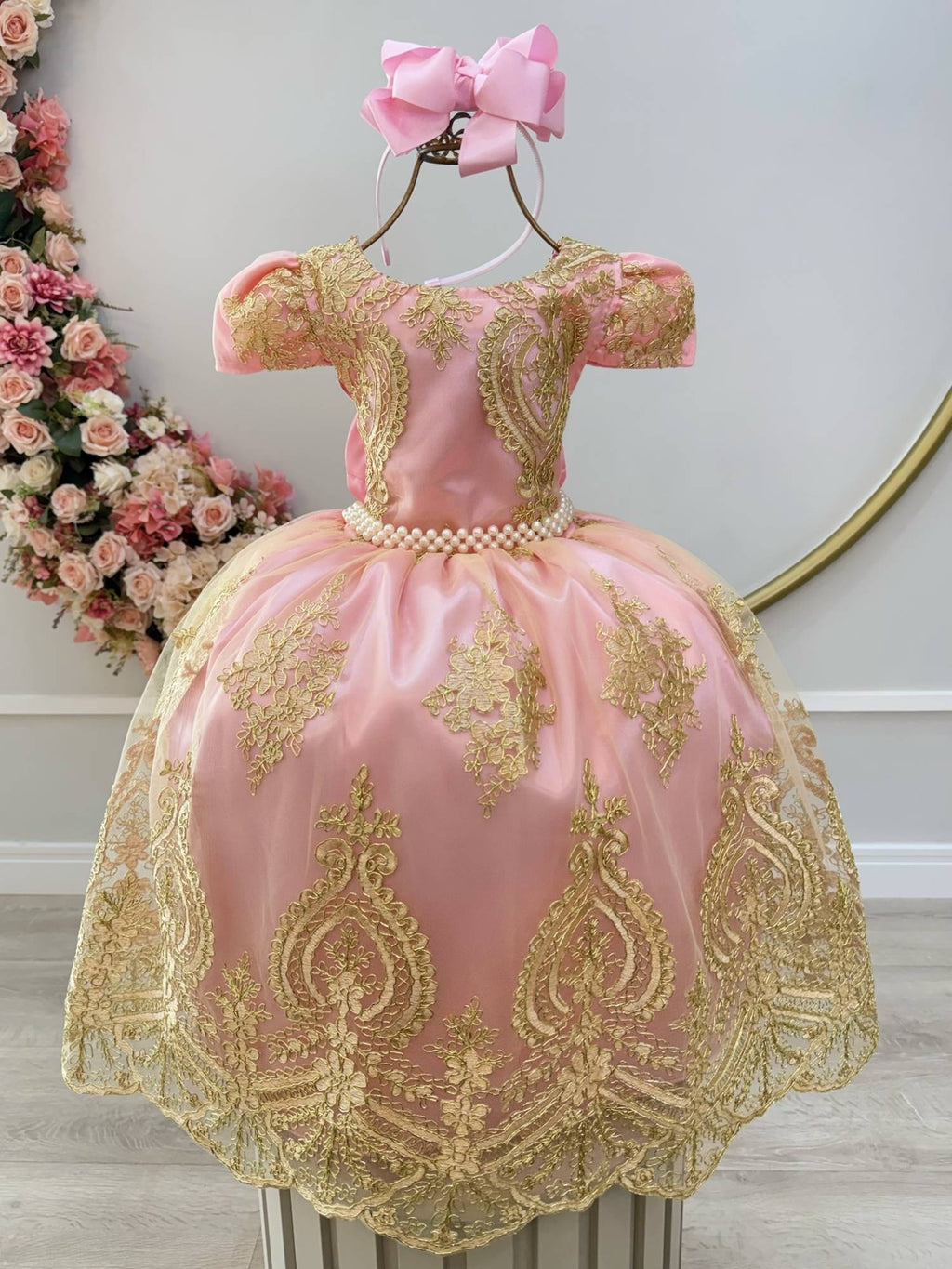 Vestido Infantil Rosa com Renda Dourada e Detalhes em Pérolas