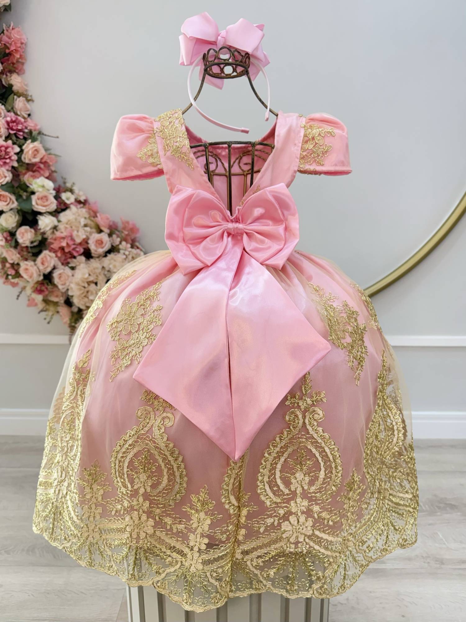 Vestido Infantil Rosa com Renda Dourada e Detalhes em Pérolas