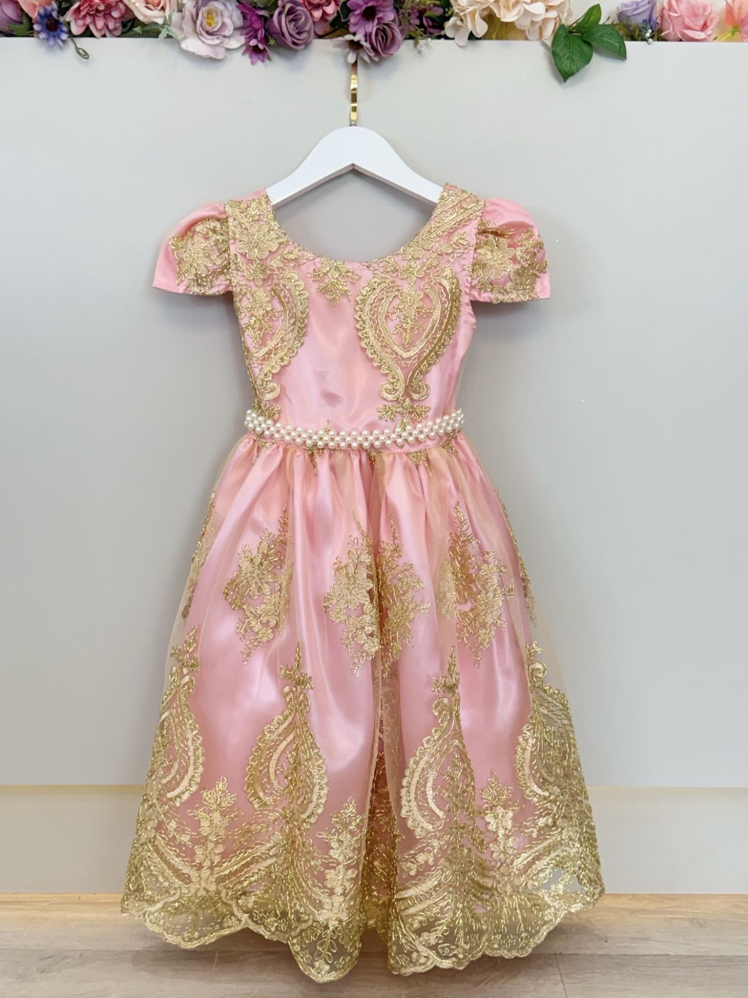 Vestido Infantil Rosa com Renda Dourada e Detalhes em Pérolas