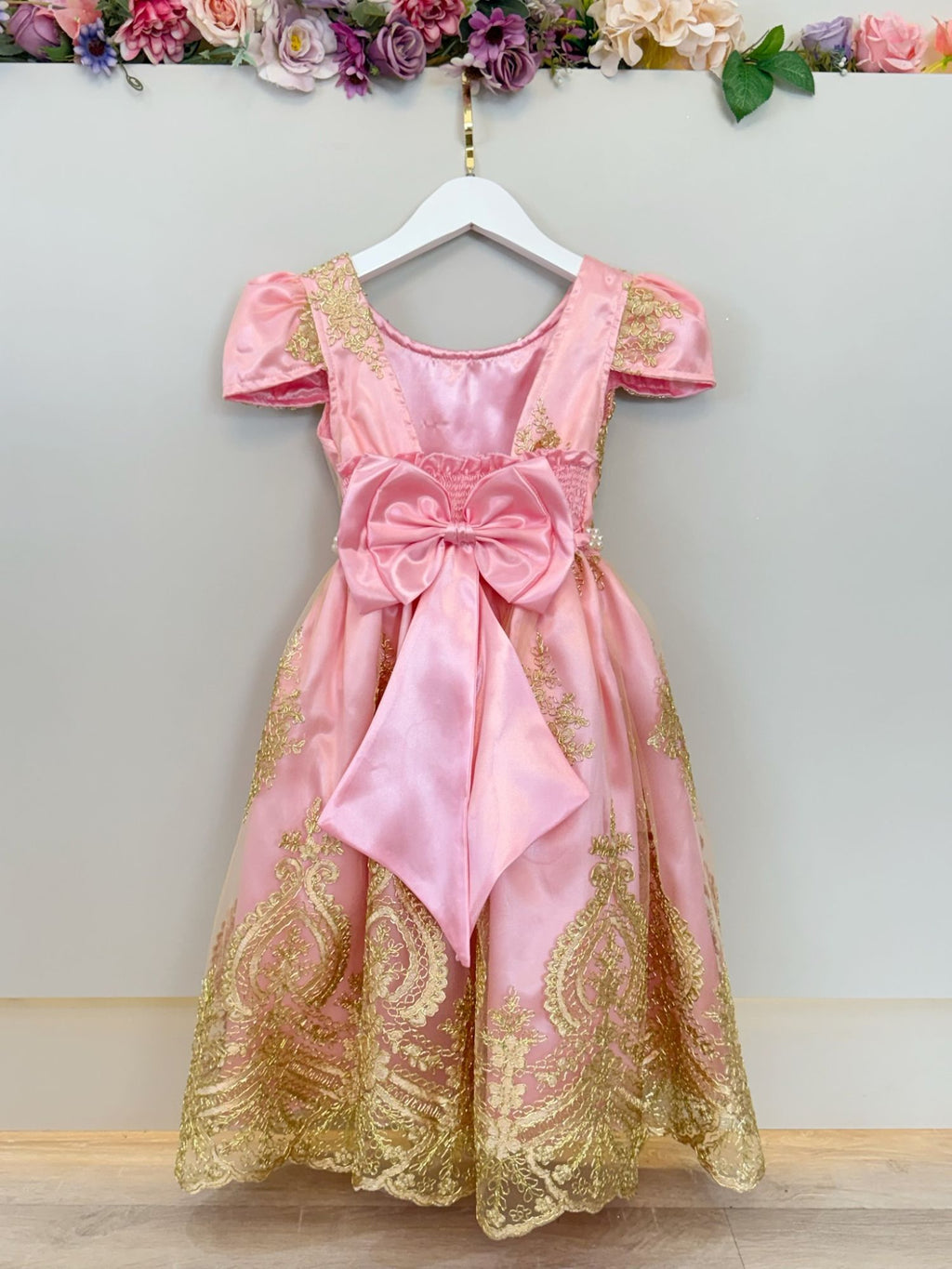 Vestido Infantil Rosa com Renda Dourada e Detalhes em Pérolas