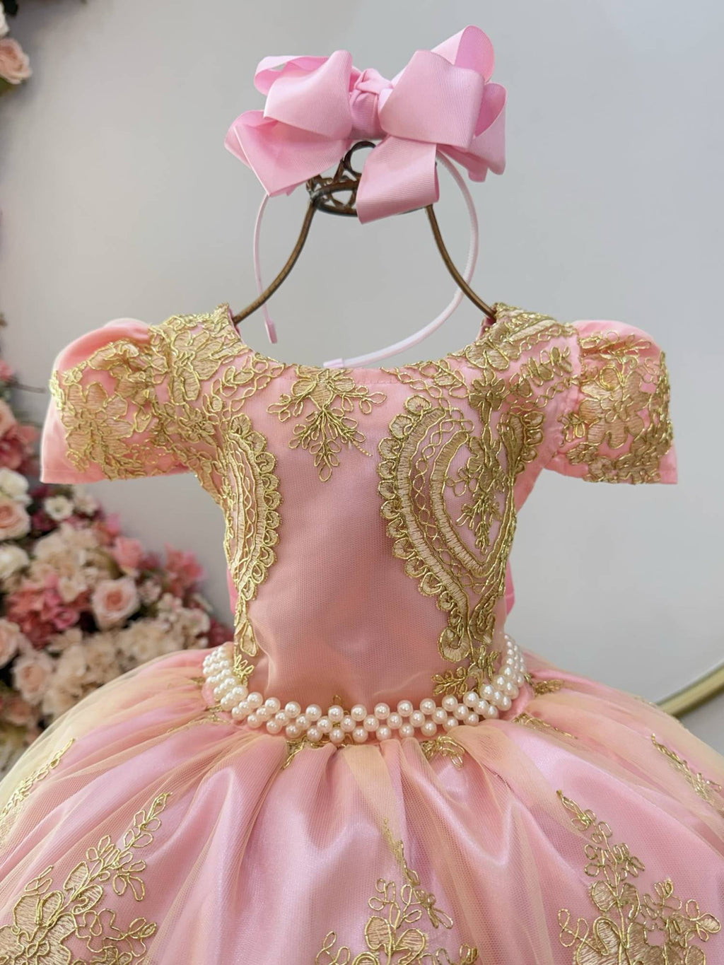 Vestido Infantil Rosa com Renda Dourada e Detalhes em Pérolas