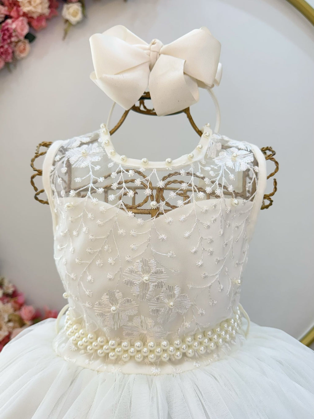 Vestido Infantil Longo Off White Com Renda e Pérolas para Damas de Luxo