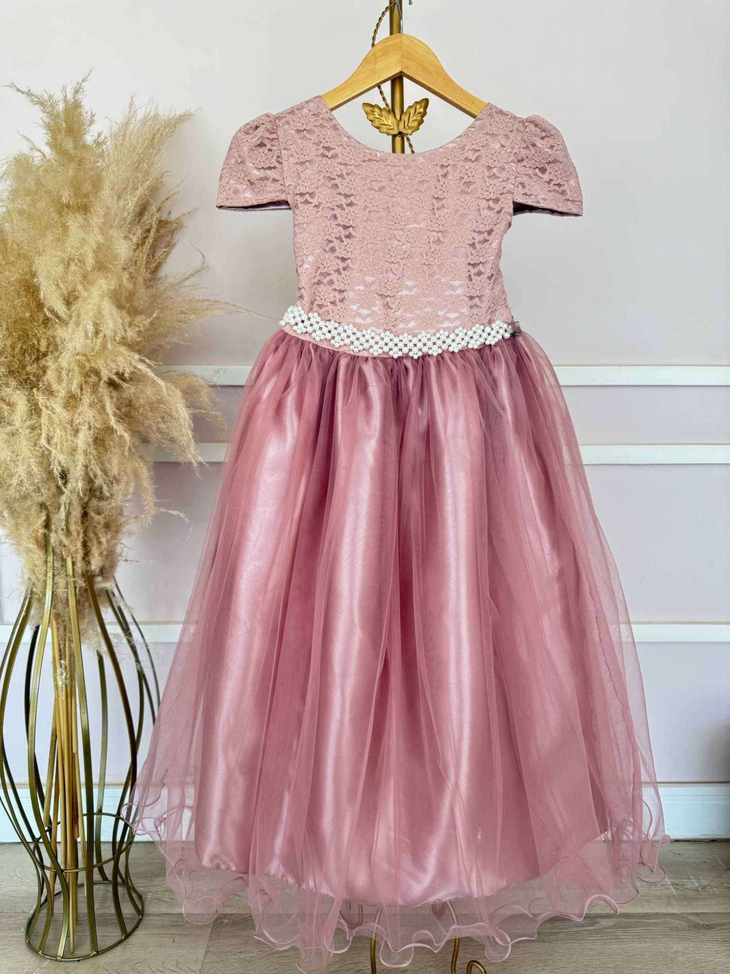 Vestido Longo Infantil em Rosa com Renda e Pérolas para Festas