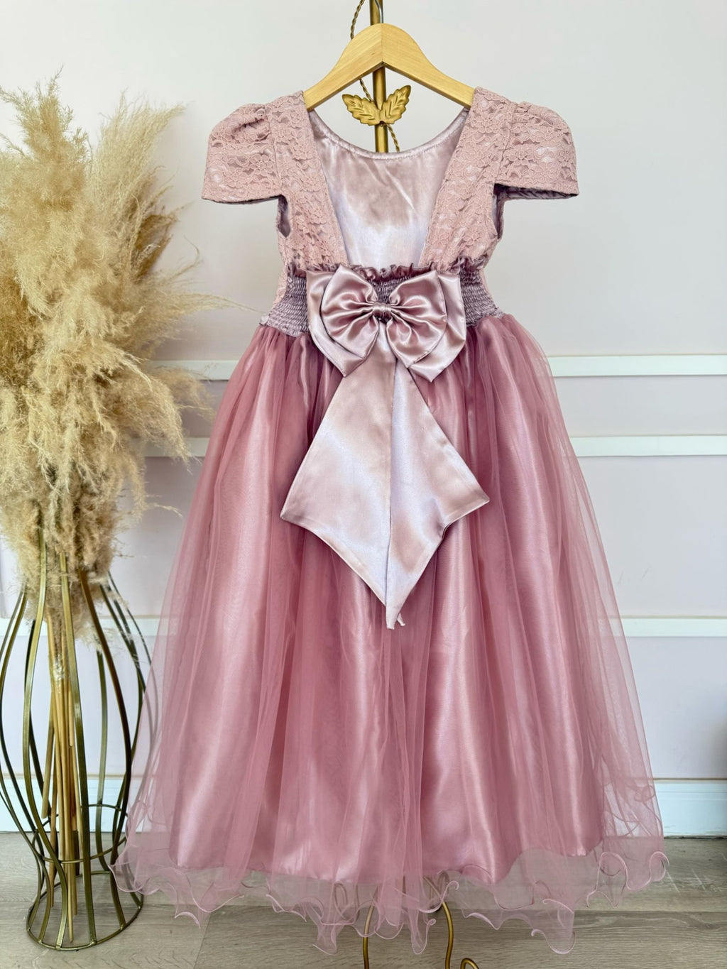 Vestido Longo Infantil em Rosa com Renda e Pérolas para Festas
