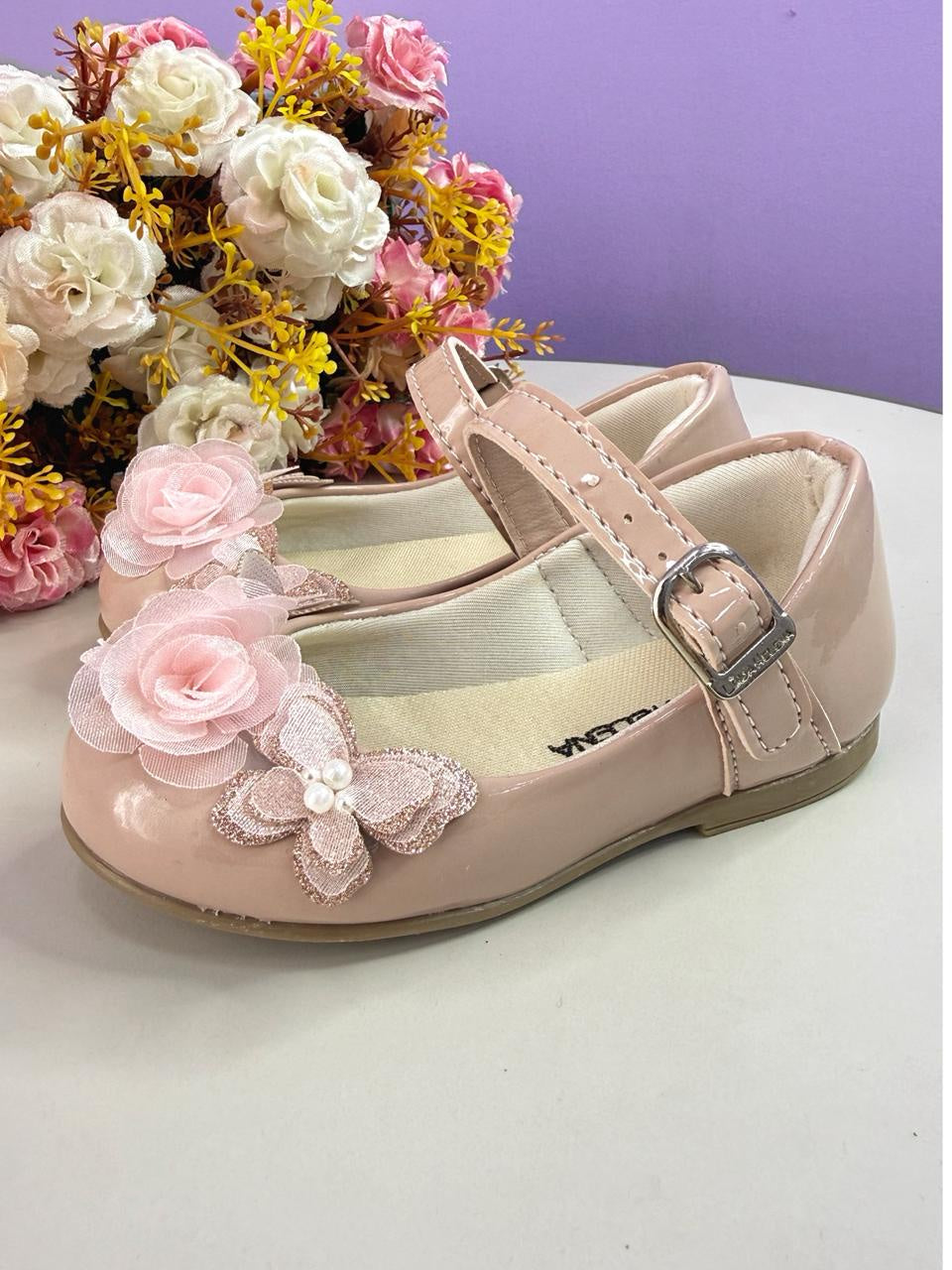 Sapatinho Infantil Verniz Nude com Aplique de Borboleta e Flor Rosa