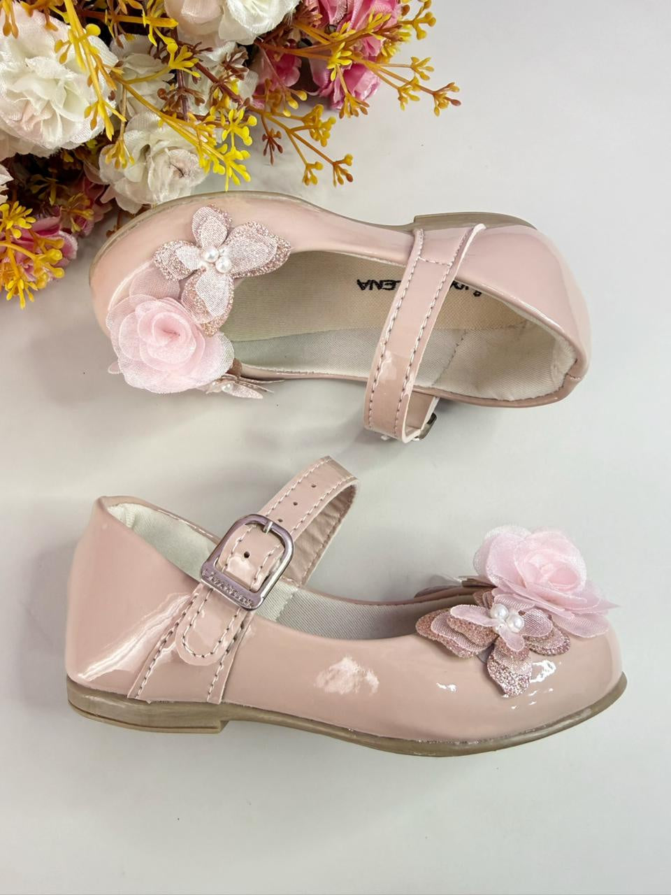 Sapatinho Infantil Verniz Nude com Aplique de Borboleta e Flor Rosa