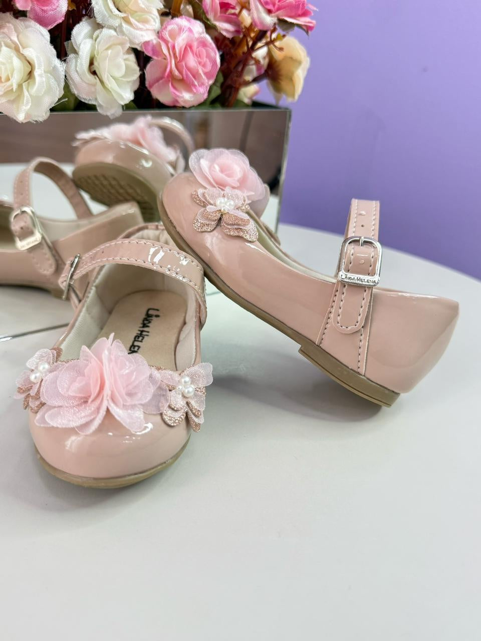 Sapatinho Infantil Verniz Nude com Aplique de Borboleta e Flor Rosa