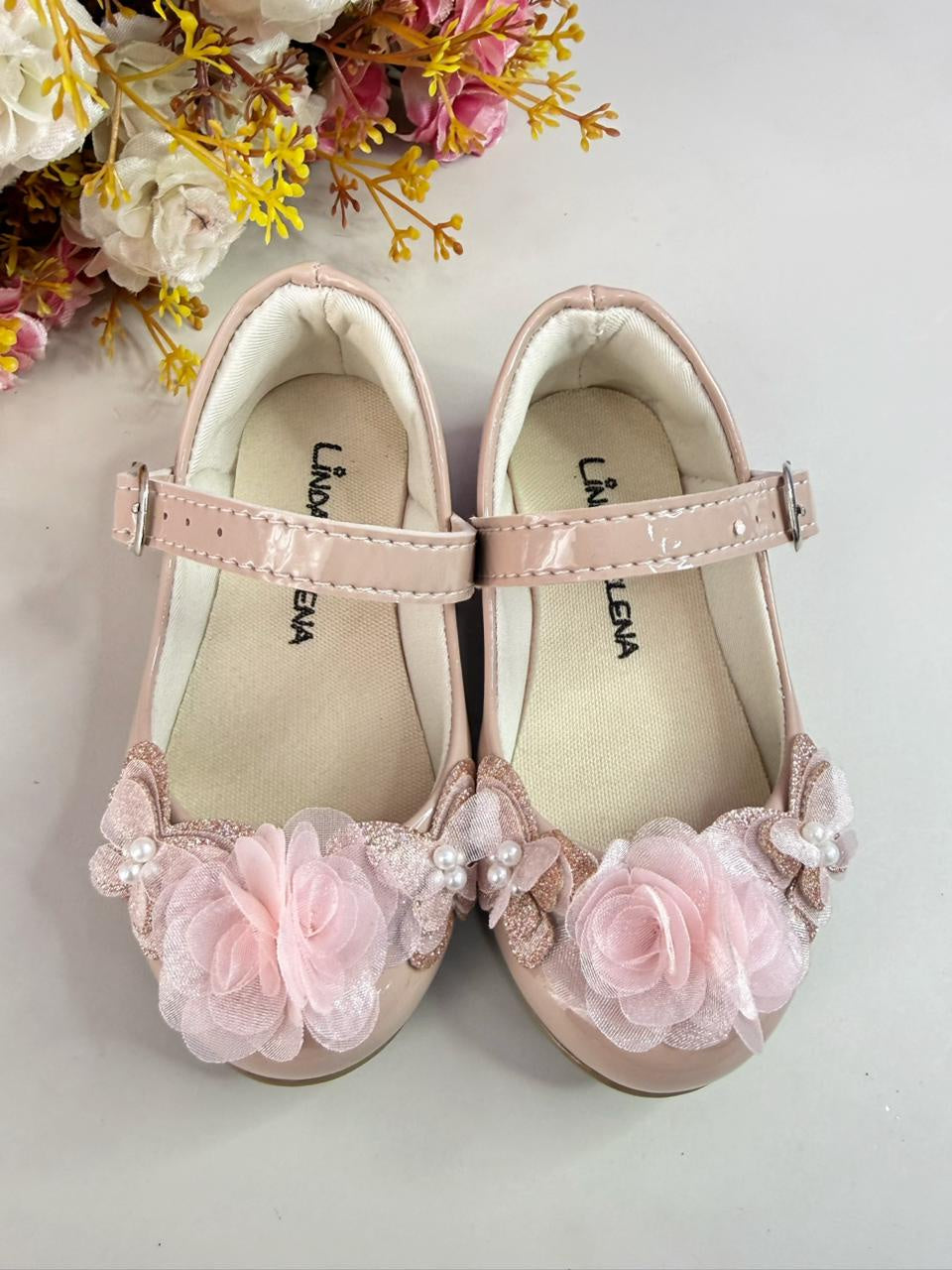 Sapatinho Infantil Verniz Nude com Aplique de Borboleta e Flor Rosa
