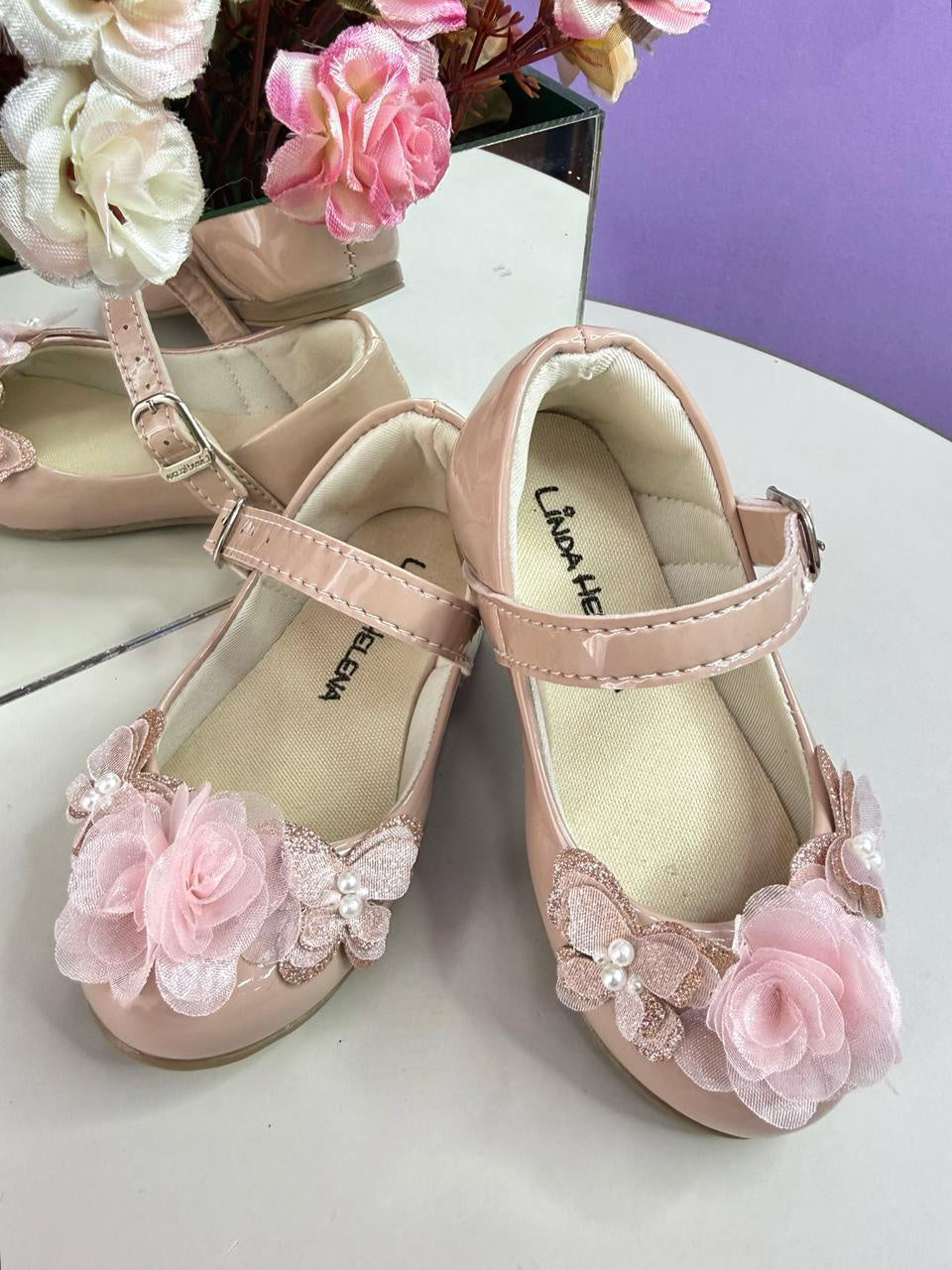 Sapatinho Infantil Verniz Nude com Aplique de Borboleta e Flor Rosa