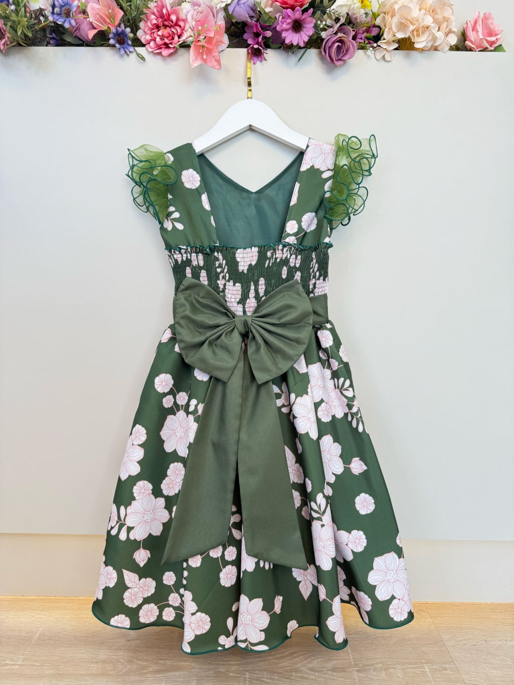 Vestido Infantil Verde Floral Luxuoso com Broche para Festas e Casamentos