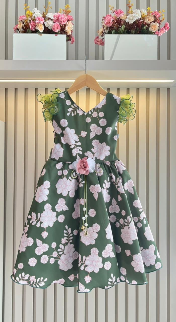 Vestido Infantil Verde Floral Luxuoso com Broche para Festas e Casamentos