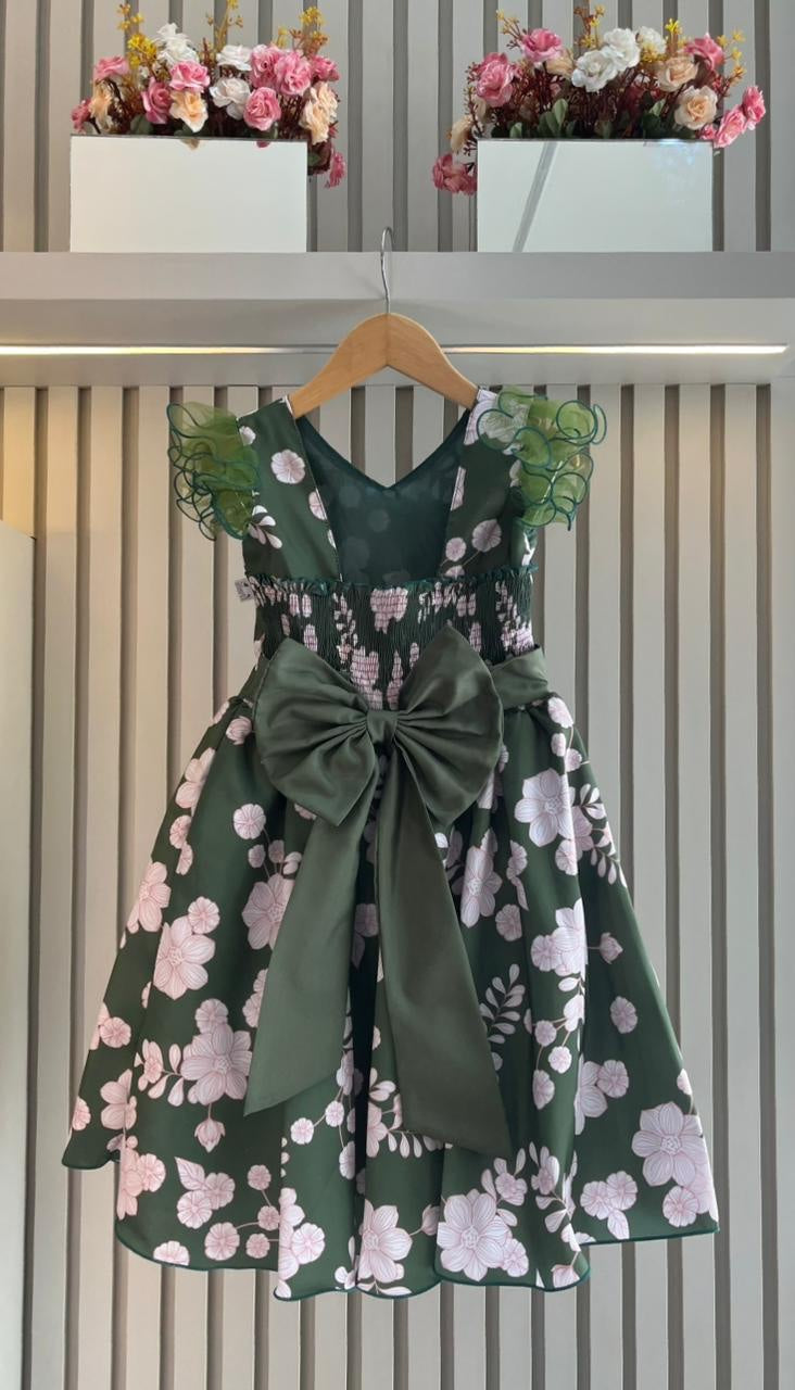 Vestido Infantil Verde Floral Luxuoso com Broche para Festas e Casamentos
