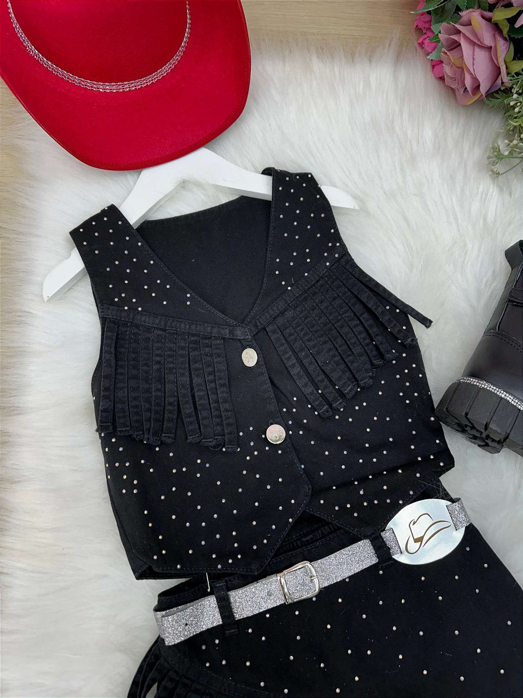 Conjunto Boiadeira com Saia e Colete em Jeans Preto