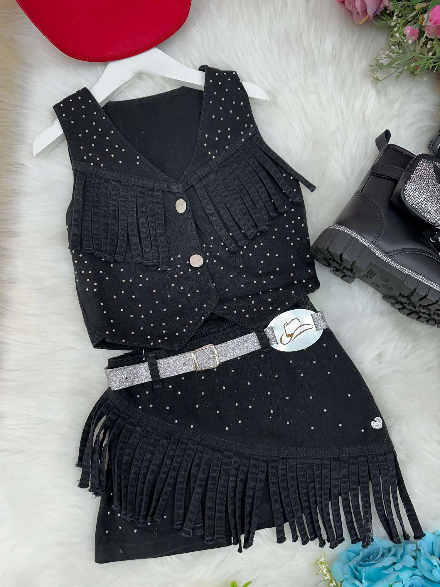 Conjunto Boiadeira com Saia e Colete em Jeans Preto