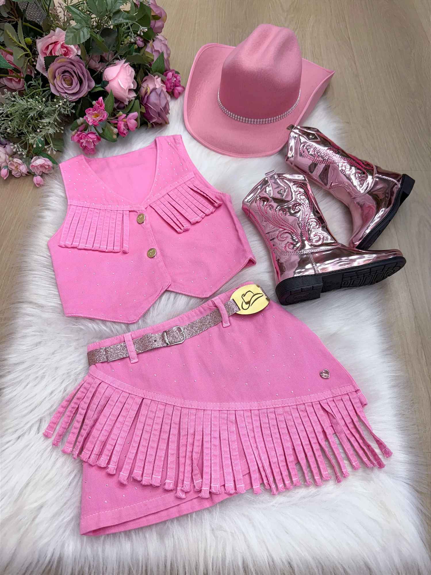 Conjunto Boiadeira com Saia e Colete em Jeans Preto