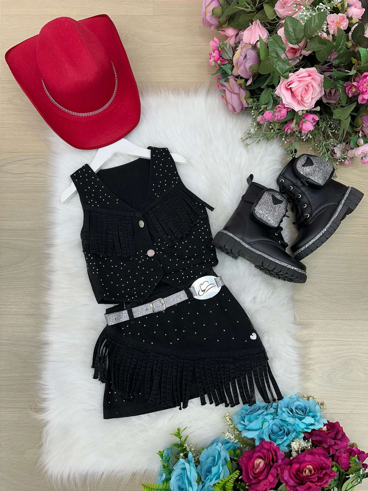 Conjunto Boiadeira com Saia e Colete em Jeans Preto