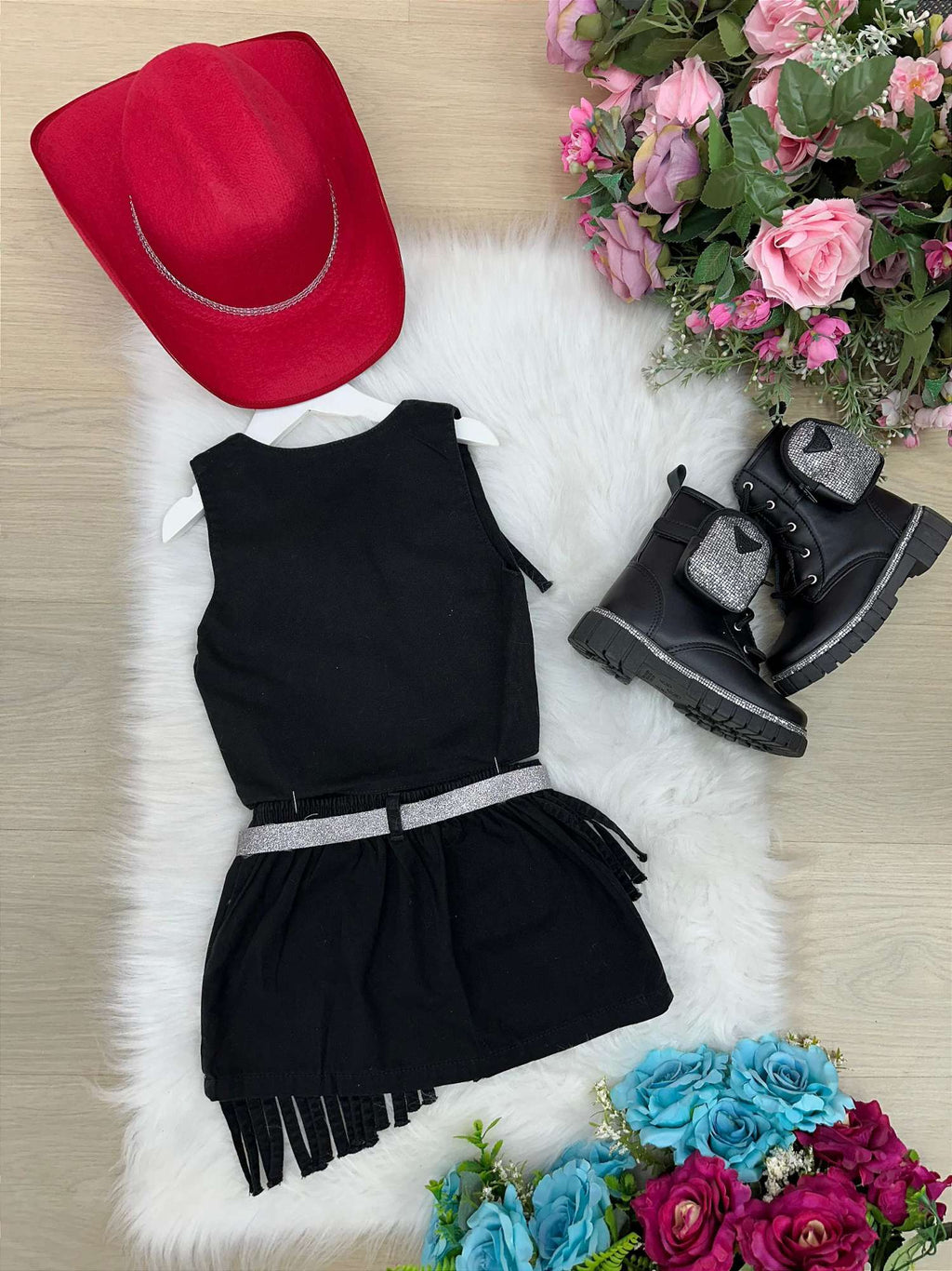 Conjunto Boiadeira com Saia e Colete em Jeans Preto
