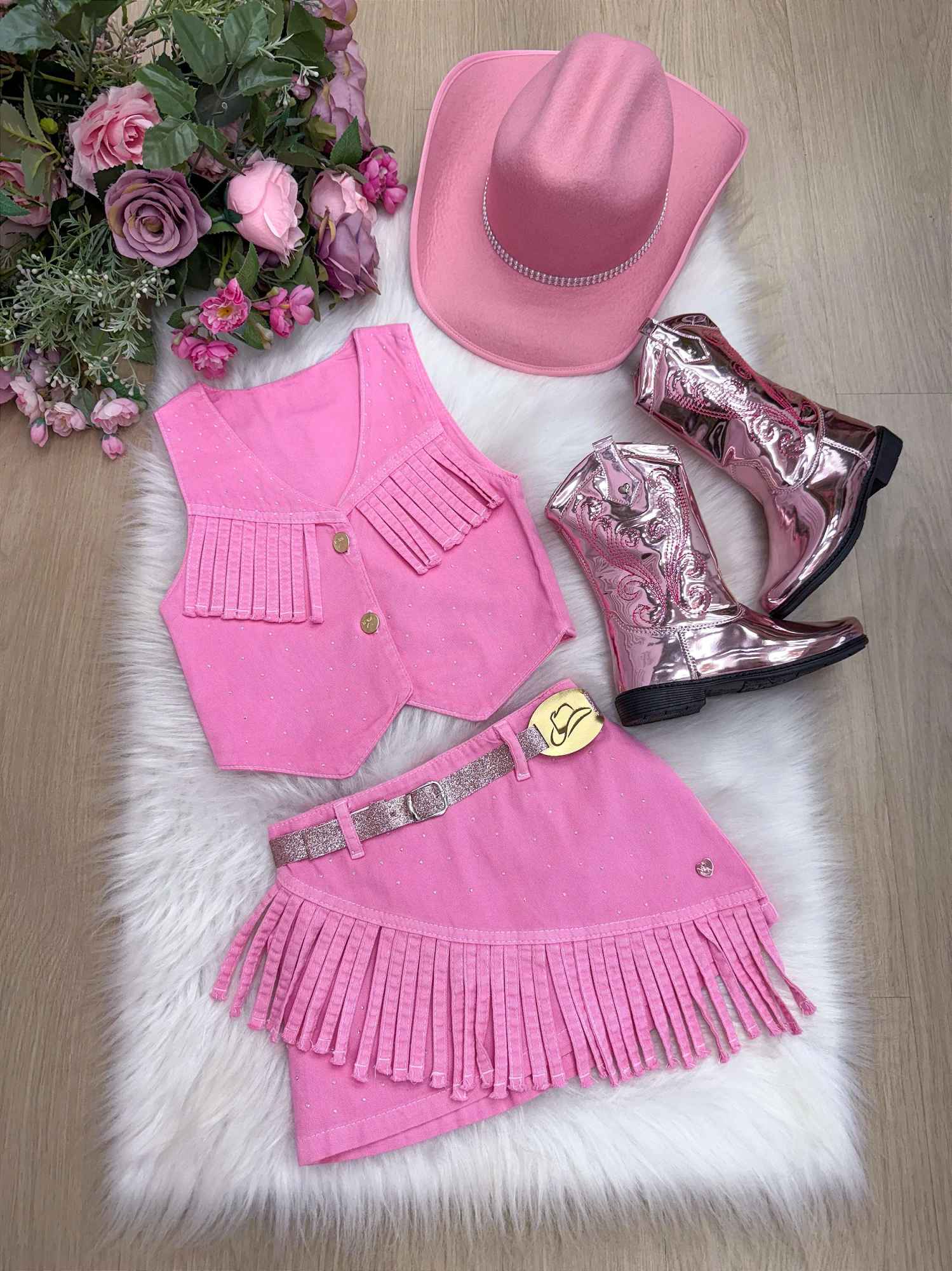 Conjunto Boiadeira com Saia e Colete em Jeans Preto