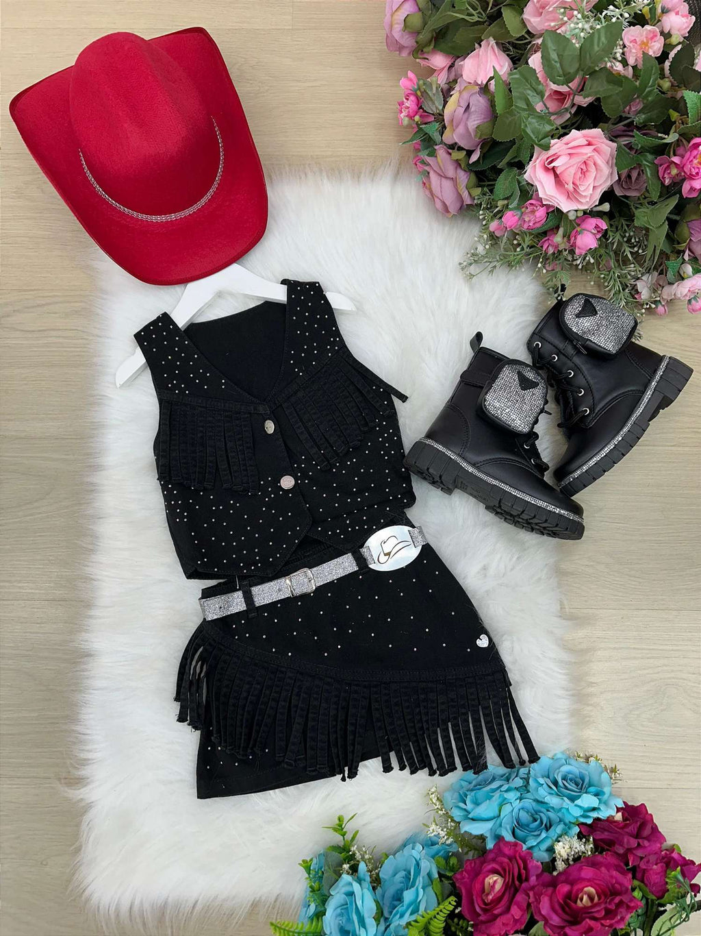 Conjunto Boiadeira com Saia e Colete em Jeans Preto