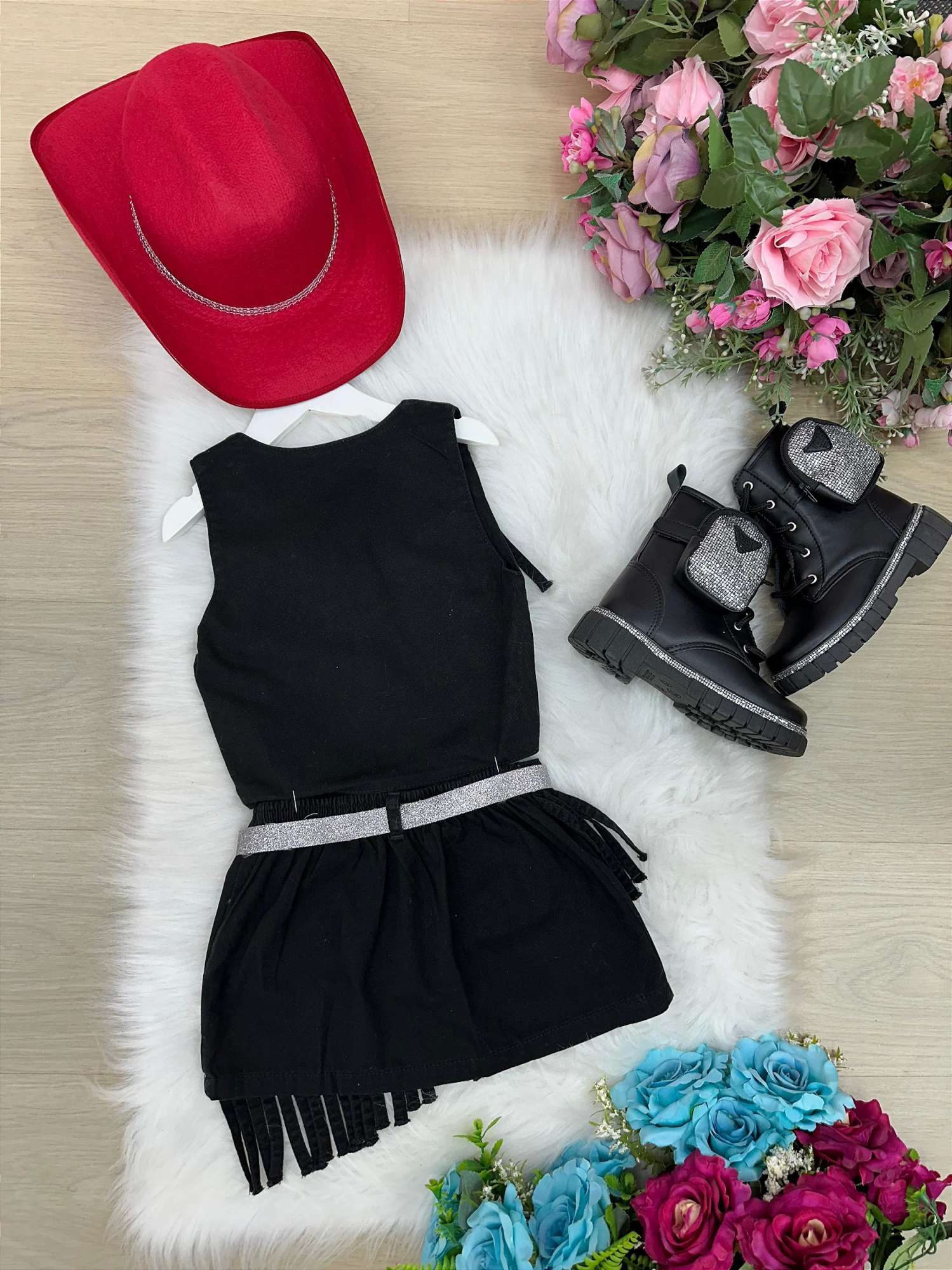 Conjunto Boiadeira com Saia e Colete em Jeans Preto