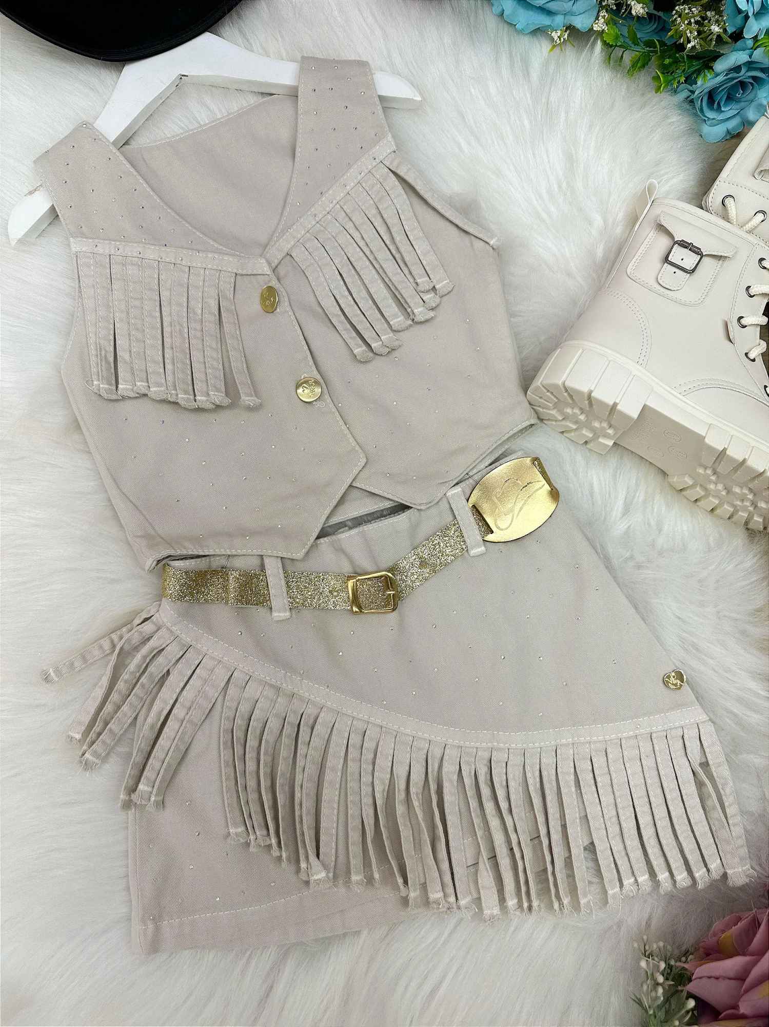 Conjunto Boiadeira com Saia e Colete em Jeans Preto