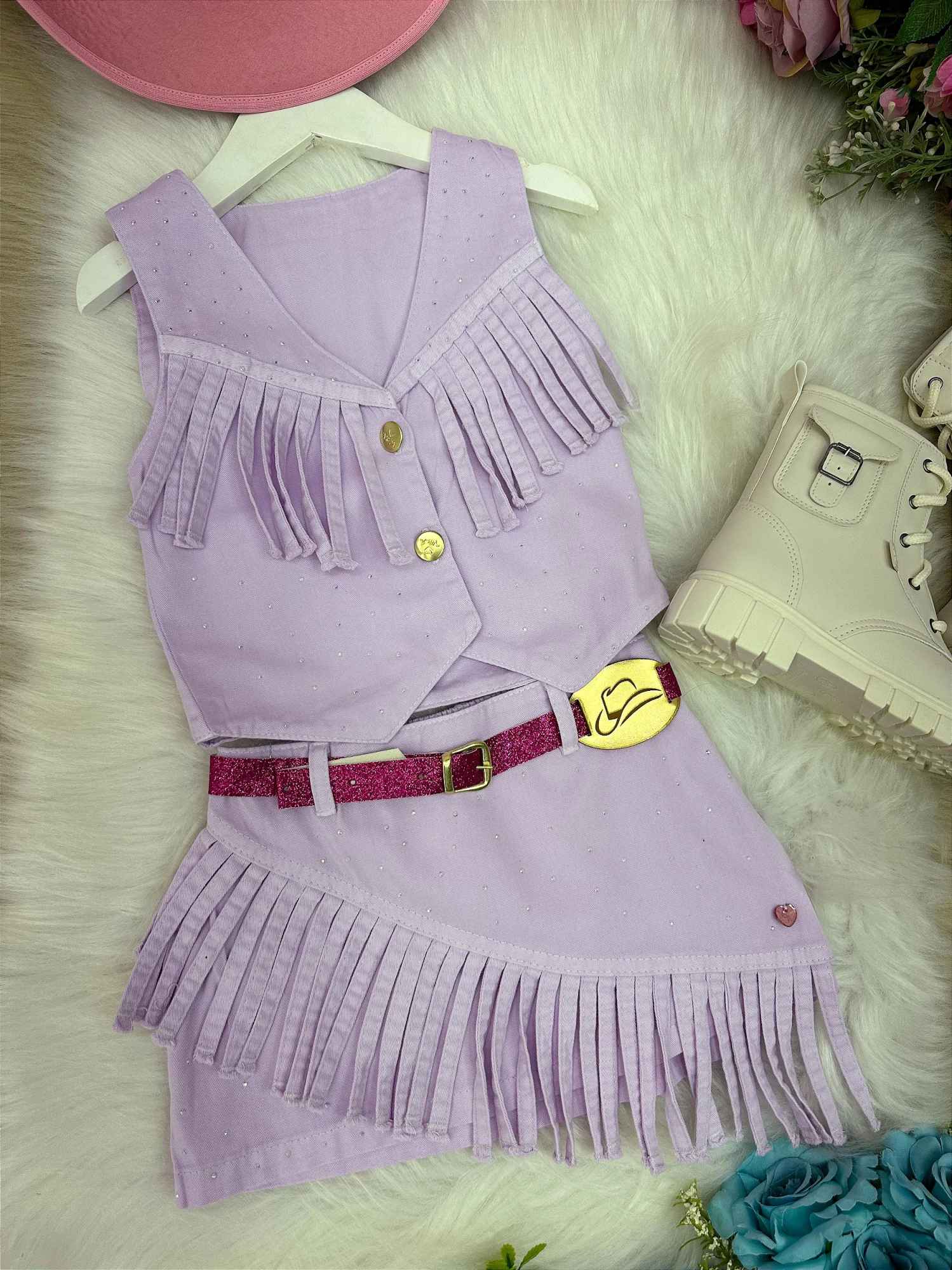 Conjunto Boiadeira com Saia e Colete em Jeans Preto