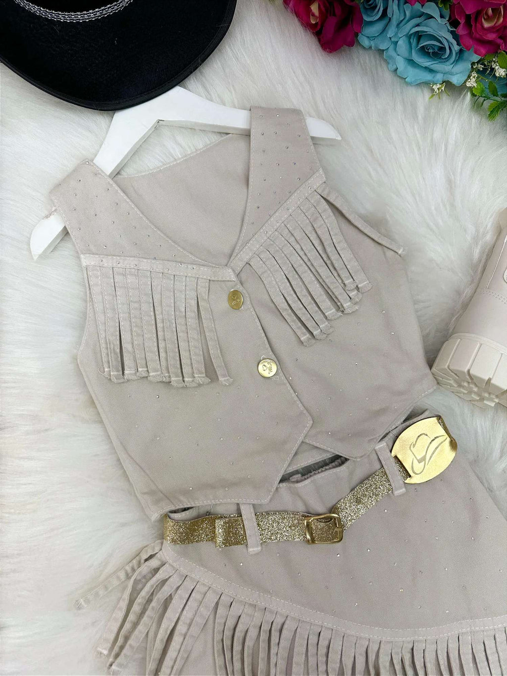 Conjunto Boiadeira com Saia e Colete em Jeans Preto
