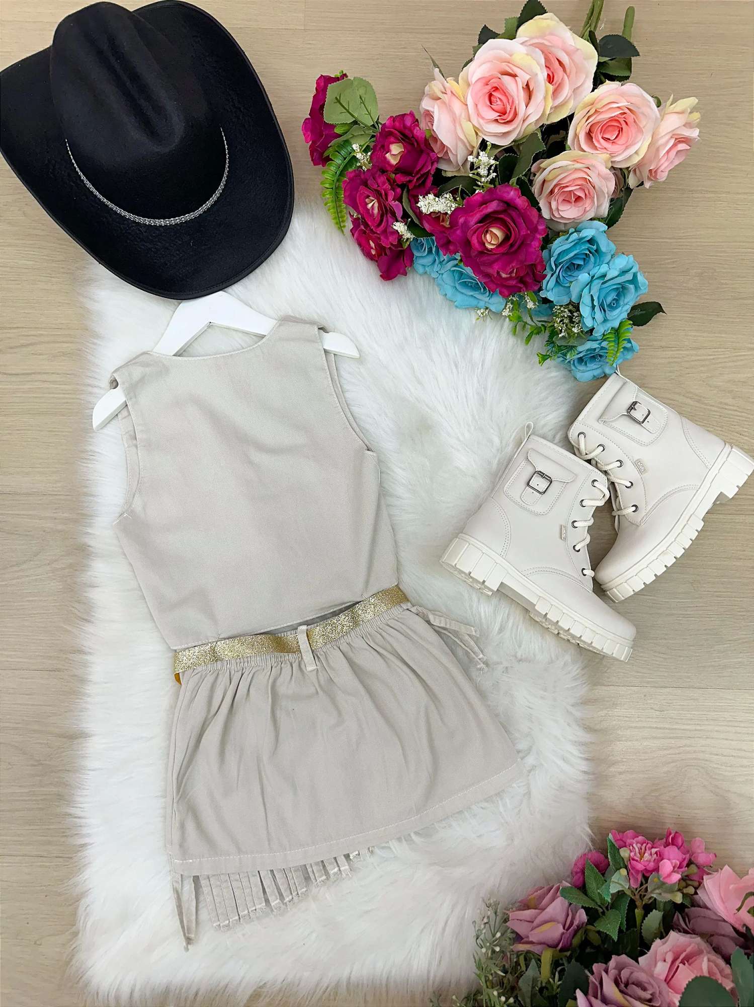 Conjunto Boiadeira com Saia e Colete em Jeans Preto