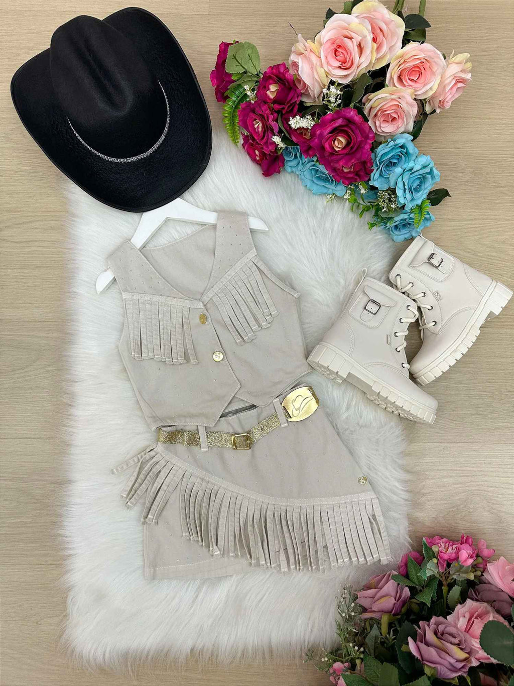 Conjunto Boiadeira com Saia e Colete em Jeans Preto