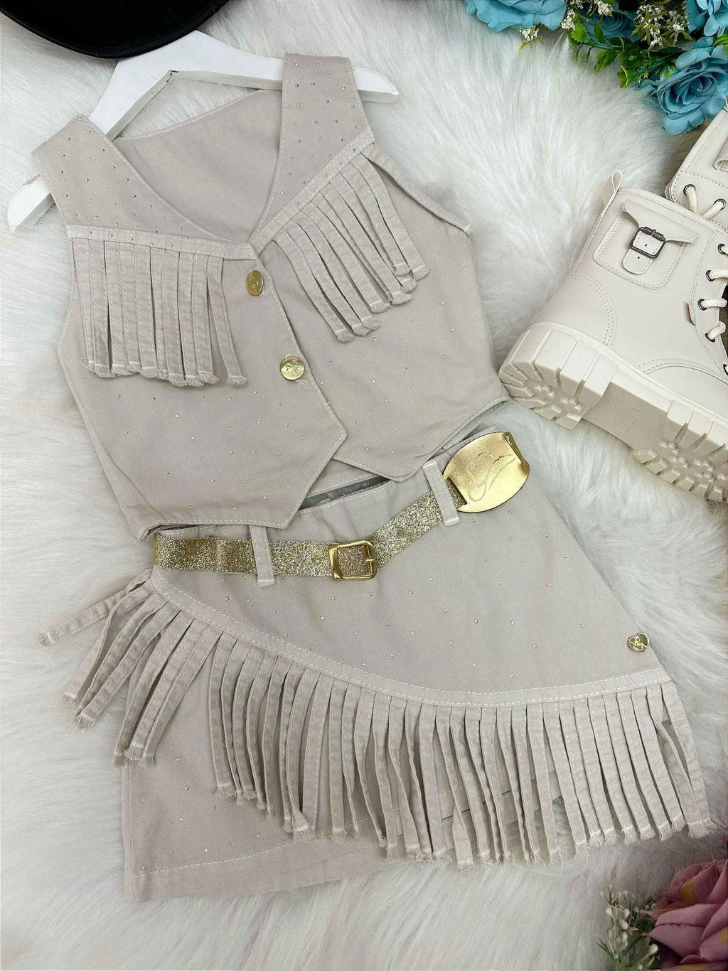 Conjunto Boiadeira com Saia e Colete em Jeans Preto