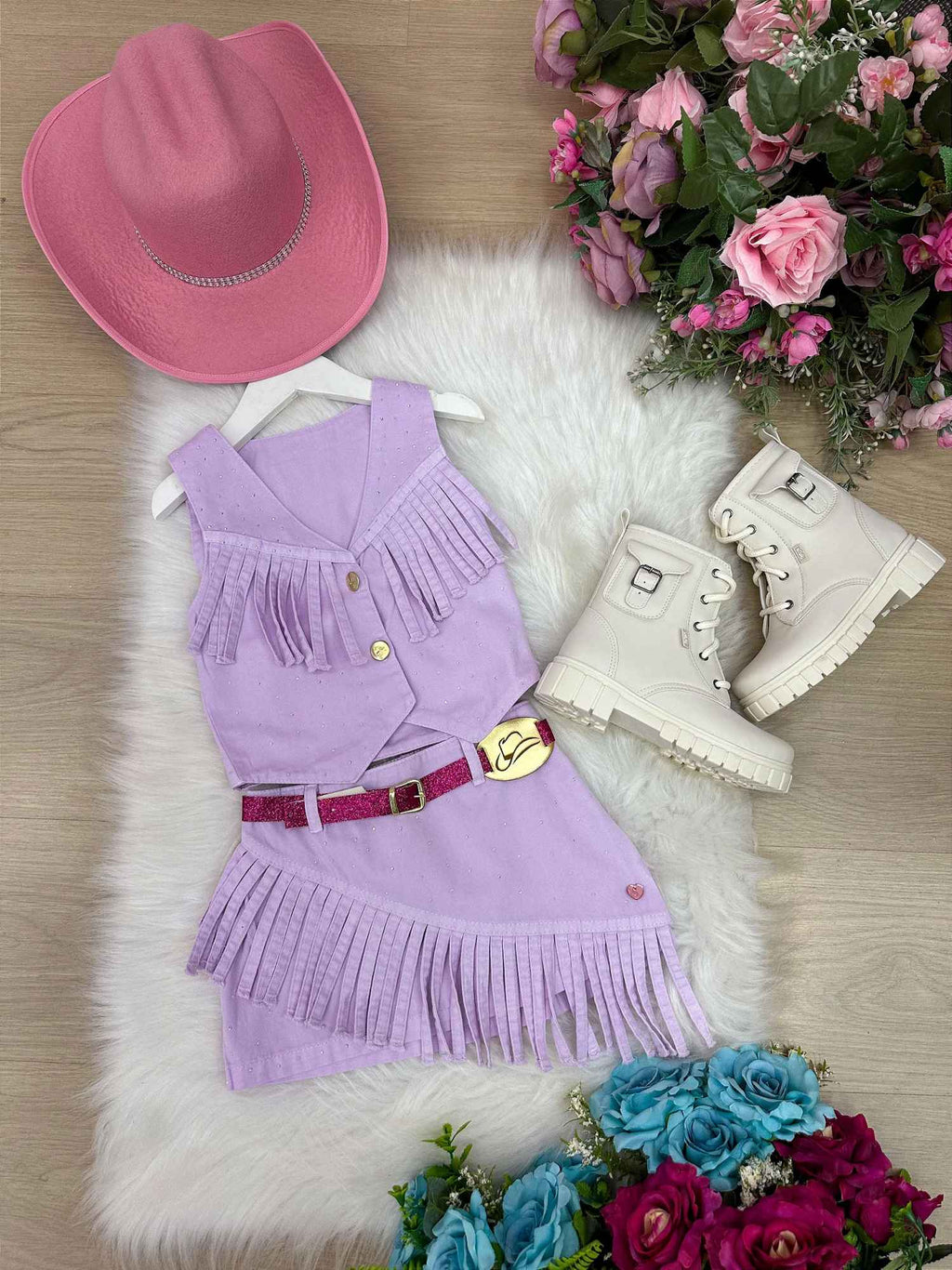 Conjunto Boiadeira com Saia e Colete em Jeans Preto