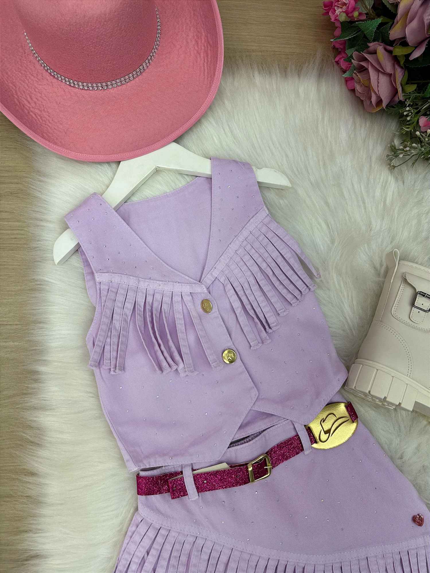 Conjunto Boiadeira com Saia e Colete em Jeans Preto