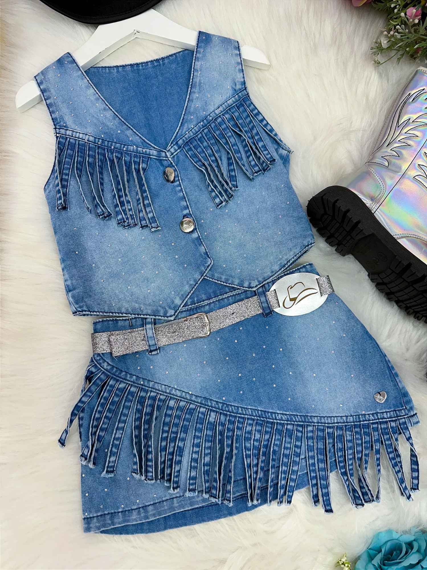 Conjunto Boiadeira com Saia e Colete em Jeans Preto