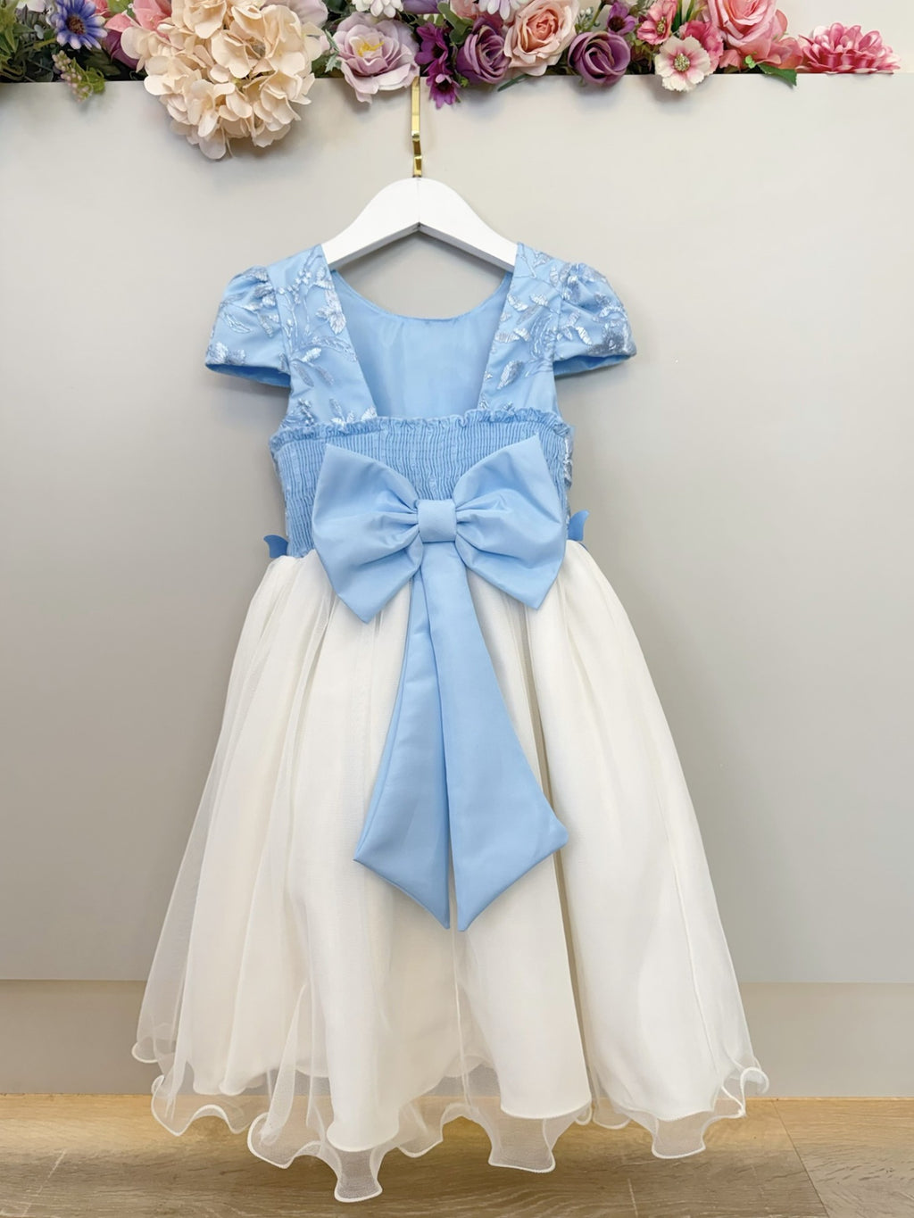 Vestido Infantil Azul Com Bordado e Detalhes de Borboletas para Festas