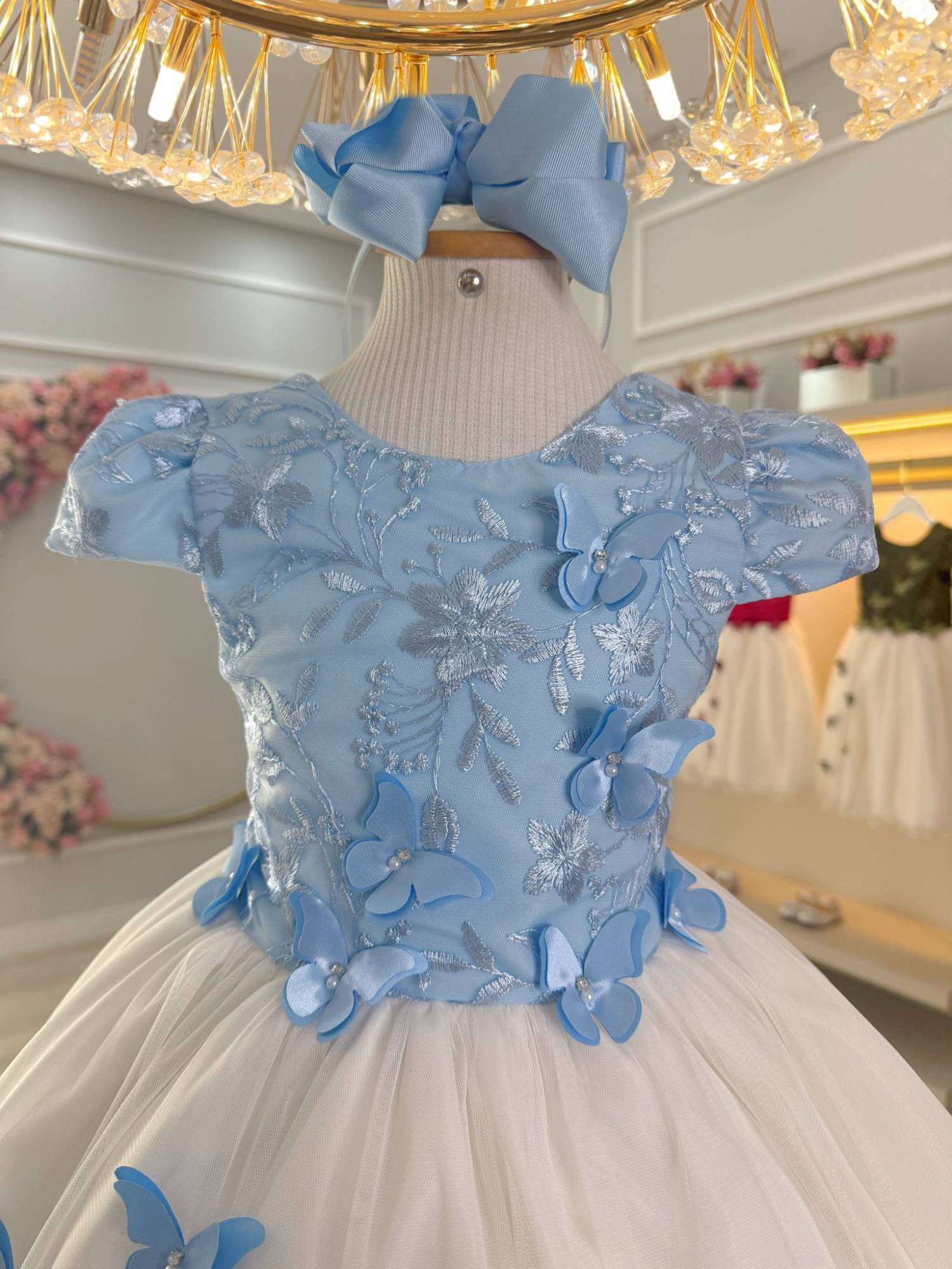 Vestido Infantil Azul Com Bordado e Detalhes de Borboletas para Festas
