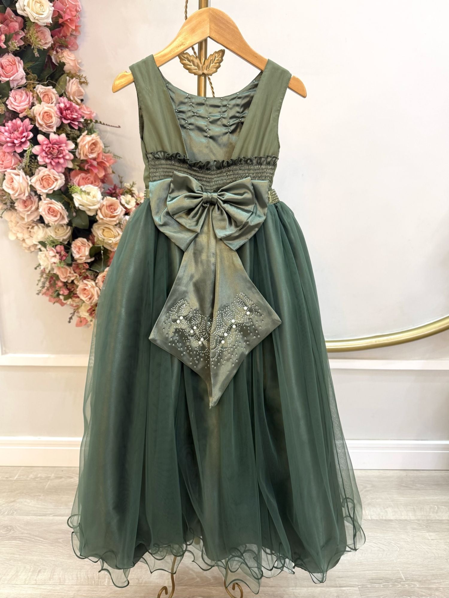 Vestido Longo Verde Oliva Infantil com Pérolas para Damas de Honra