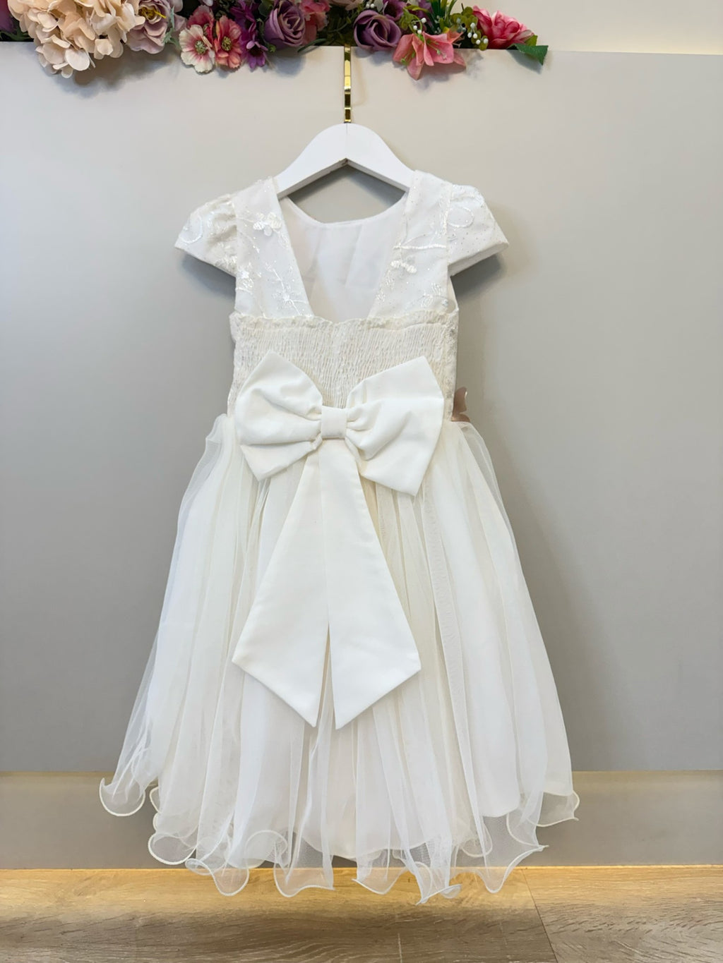 Vestido Infantil Marfim Com Bordados e Borboletas Para Festas