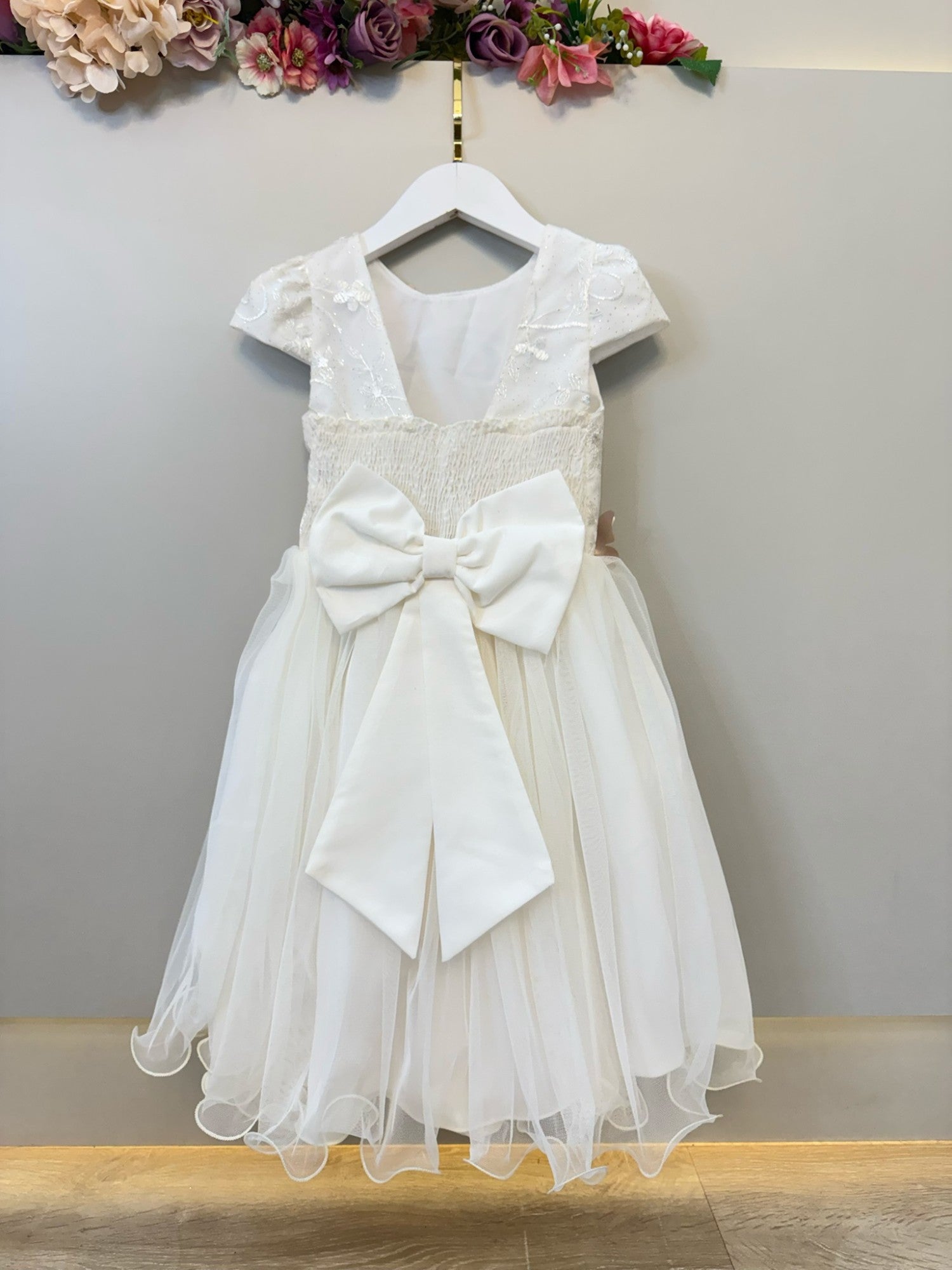 Vestido Infantil Marfim Com Bordados e Borboletas Para Festas