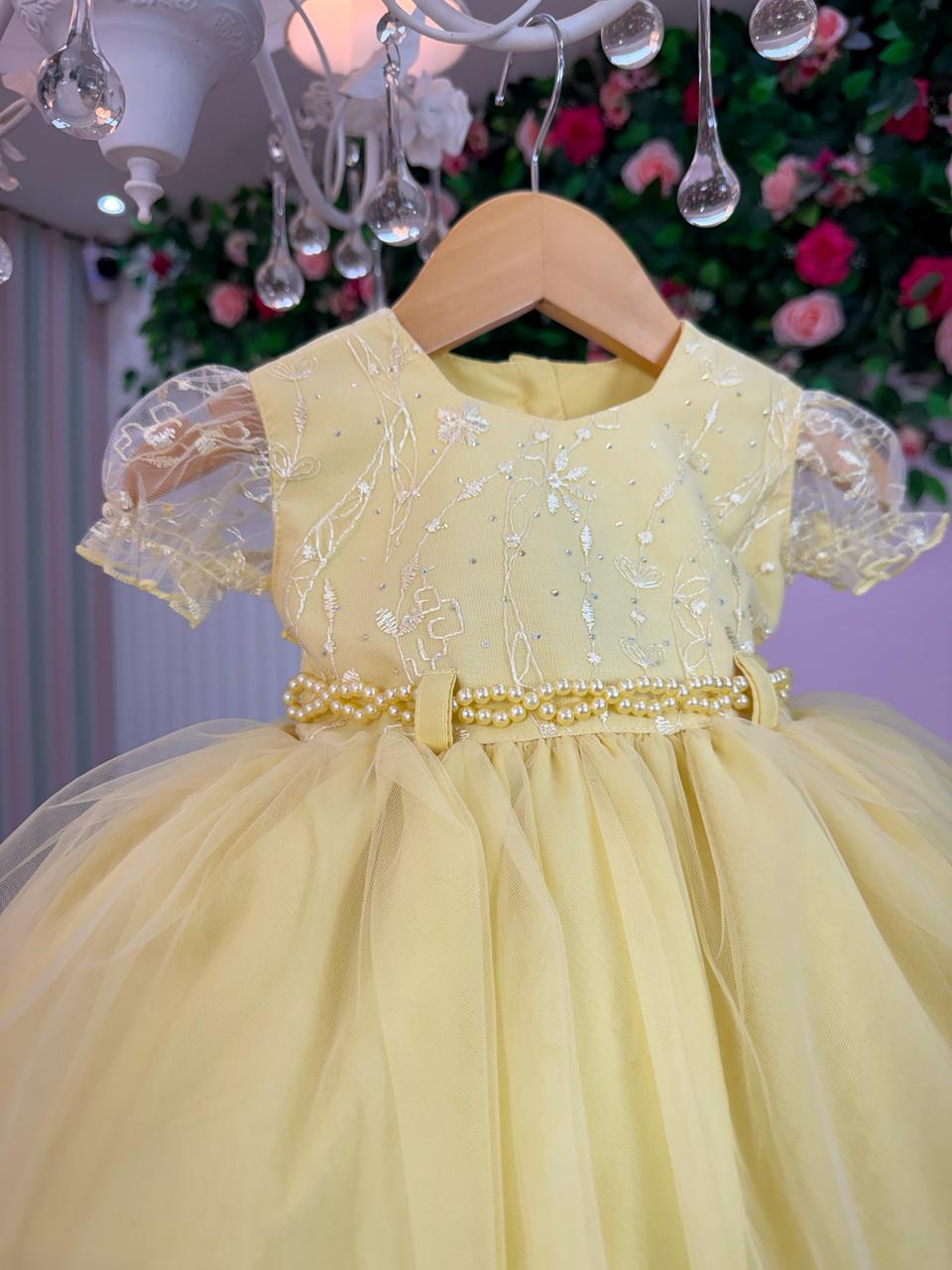 Vestido Infantil Amarelo em Tule com Detalhes em Pérolas