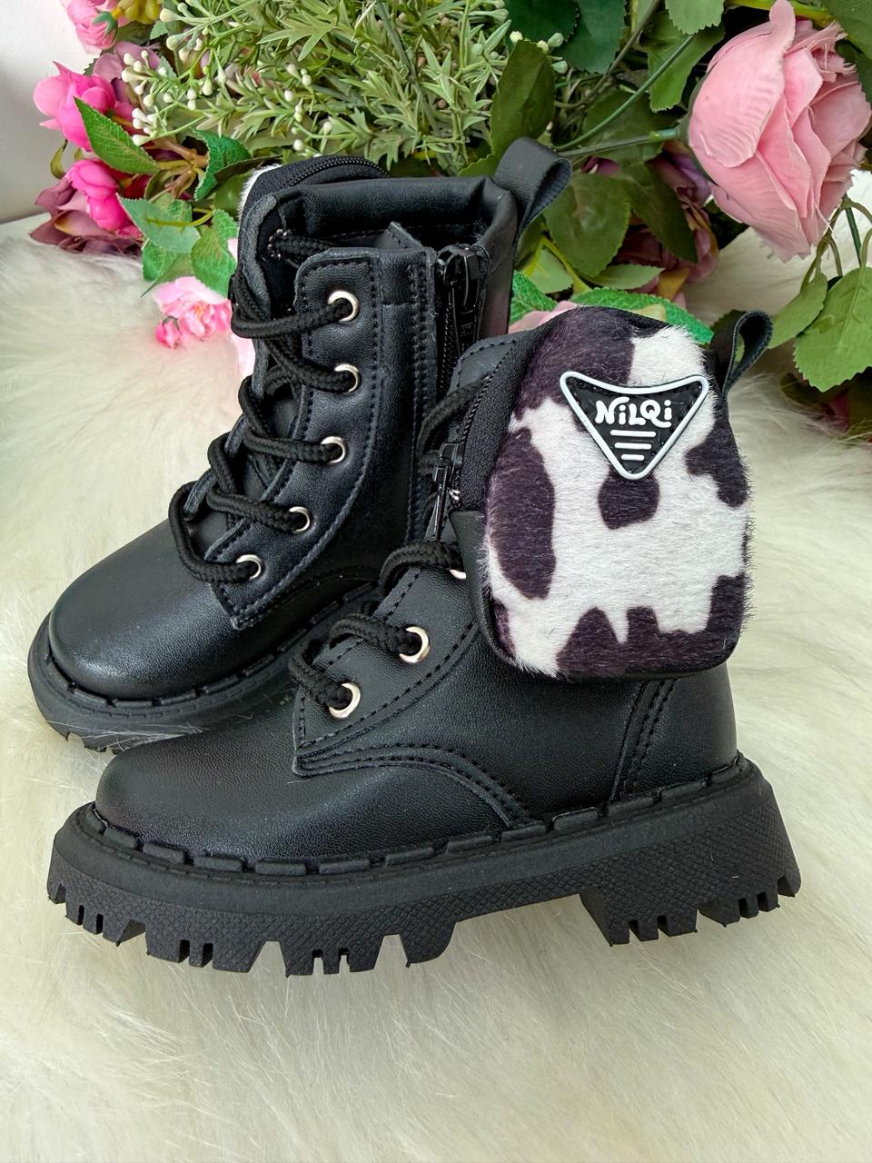 Bota Infantil Coturno Preto em Material Sintético com Estampa Animal Print