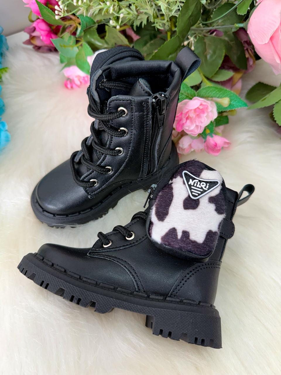 Bota Infantil Coturno Preto em Material Sintético com Estampa Animal Print