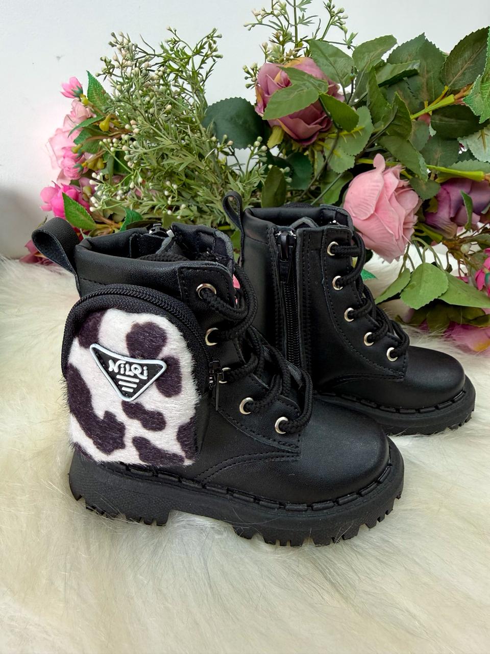 Bota Infantil Coturno Preto em Material Sintético com Estampa Animal Print