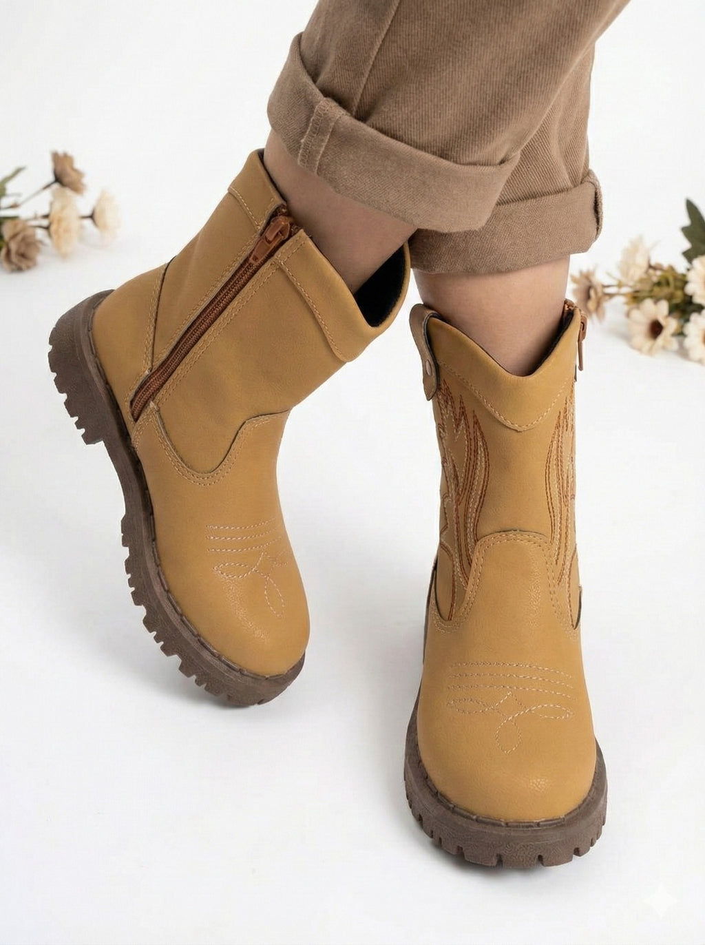 Bota Infantil Texana Mostarda em Material Sintético com Zíper Lateral