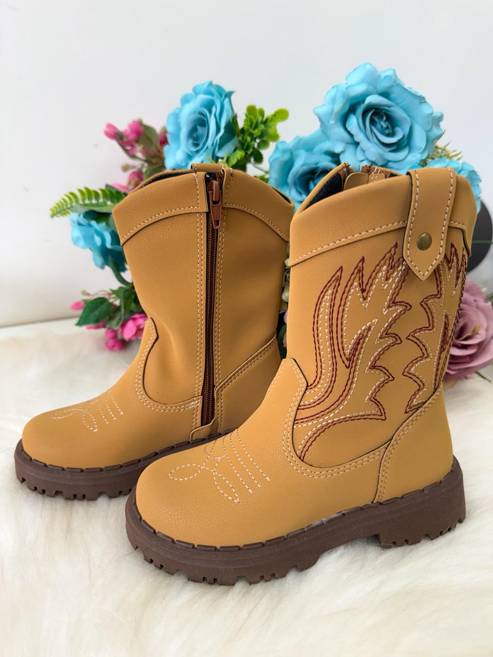 Bota Infantil Texana Mostarda em Material Sintético com Zíper Lateral