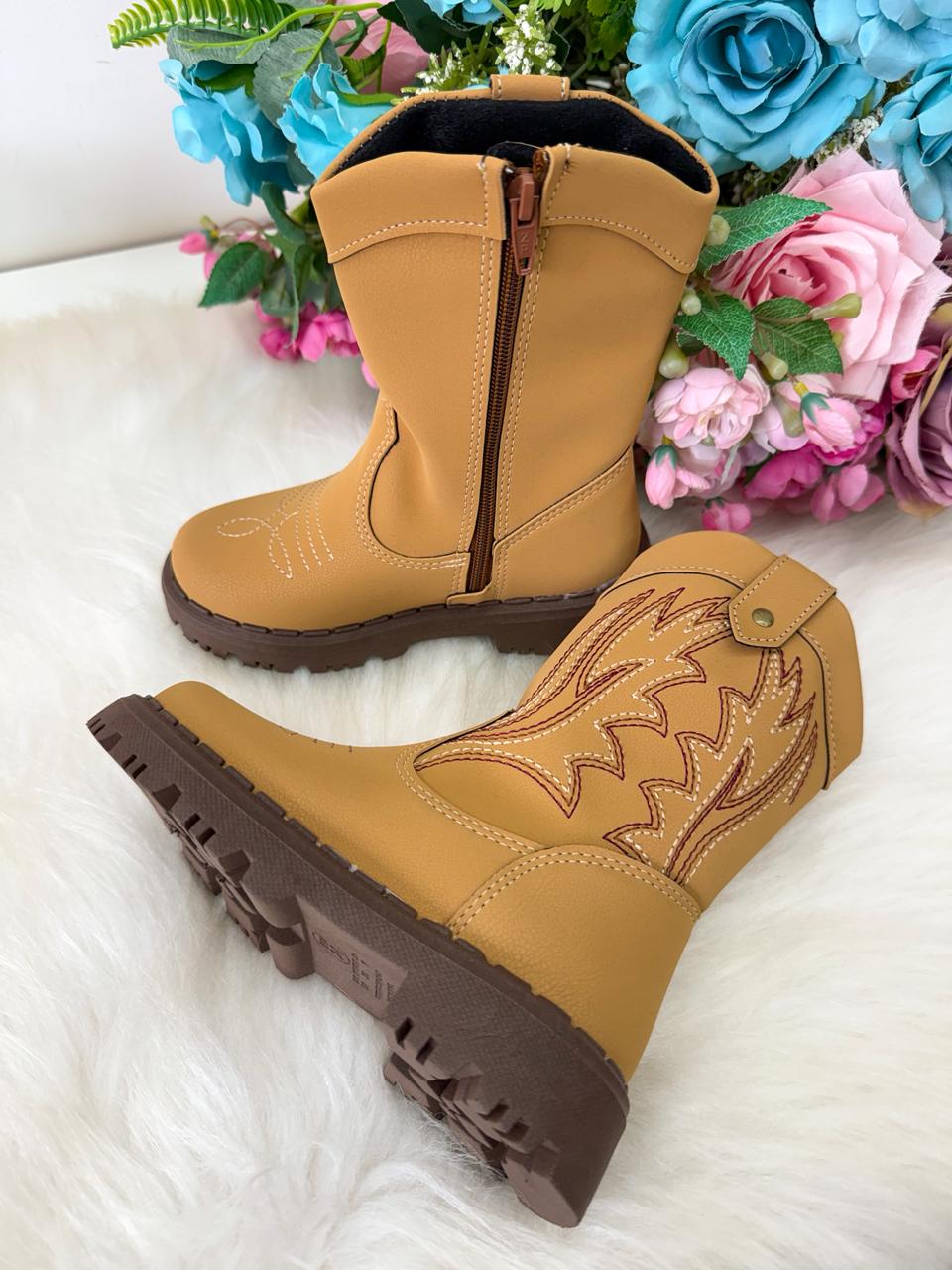 Bota Infantil Texana Mostarda em Material Sintético com Zíper Lateral