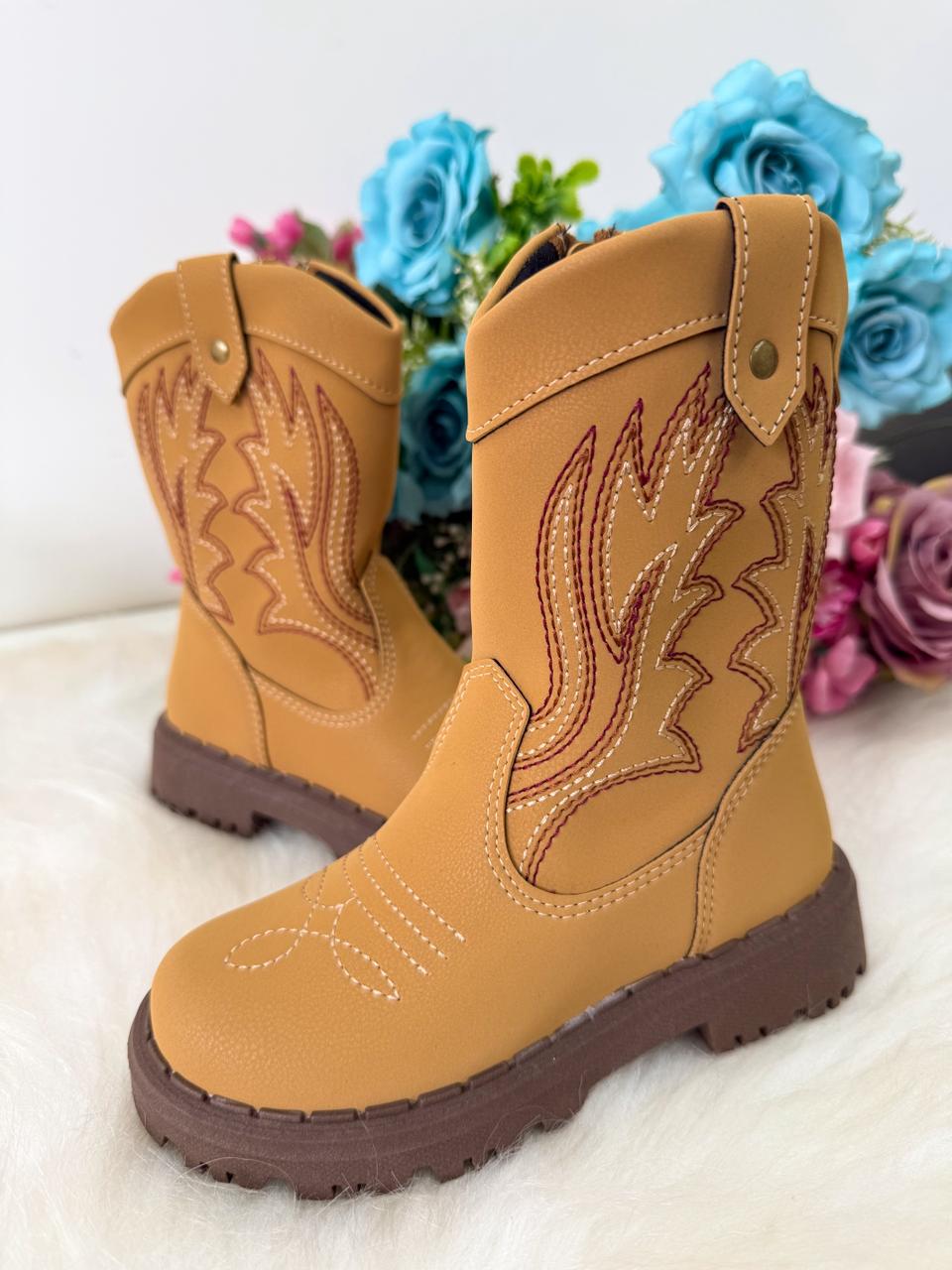 Bota Infantil Texana Mostarda em Material Sintético com Zíper Lateral